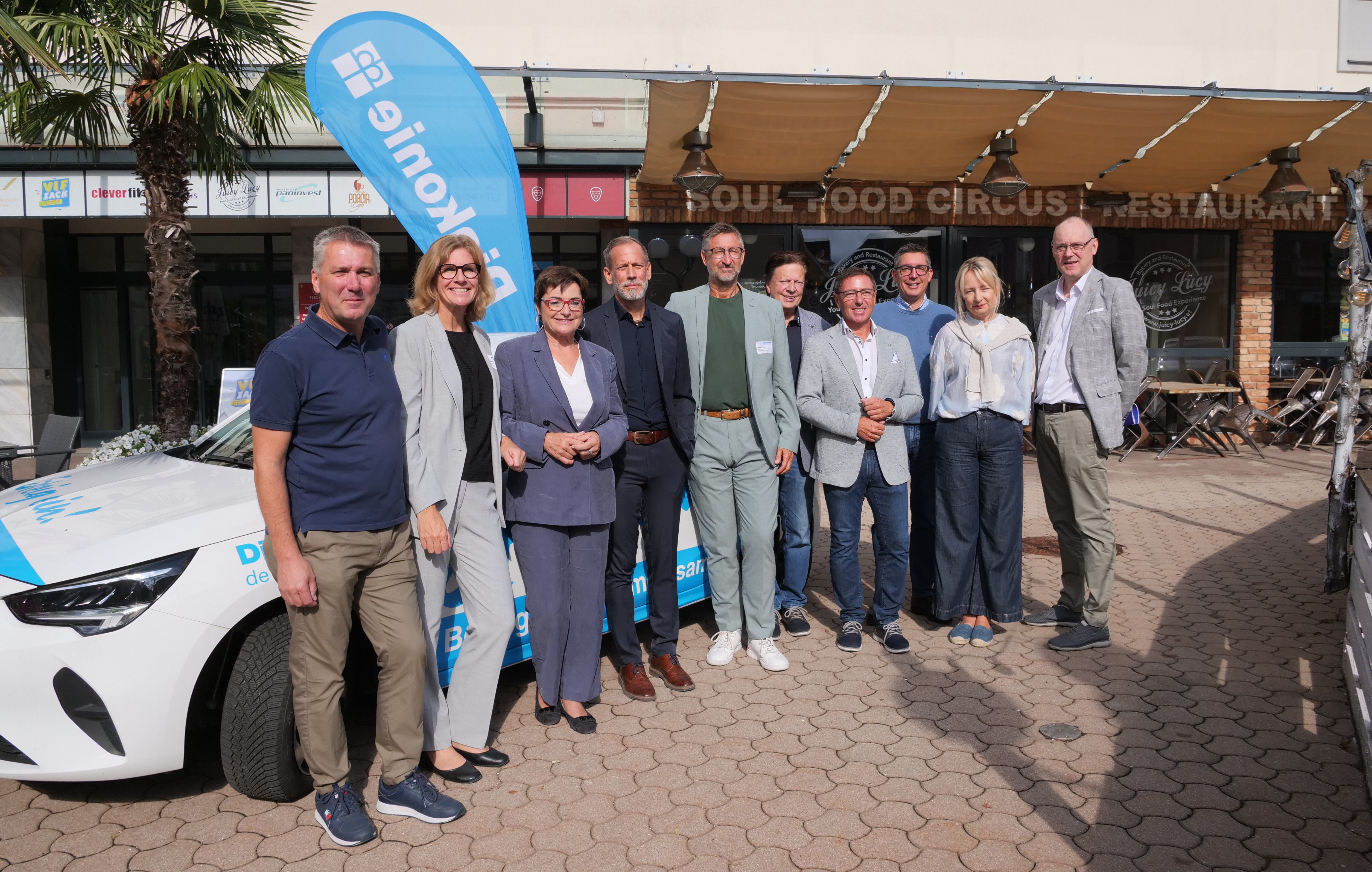 Stadtrat Andreas Unterrieder, Diakonie-Rektorin Astrid Körner, Landesrätin Beate Prettner, ÖGK-Landesstellenleiter Gerald Raunig, Diakonie-Wirtschaftsdirektor Walter Pansi, Vizebgm. Willibald Koch, LAbg. Gerhard Klocker, Stadtrat LAbg. Christoph Staudacher und die Eigentümer des Porcia Centers Barbara und Dominik Schantl (von links)