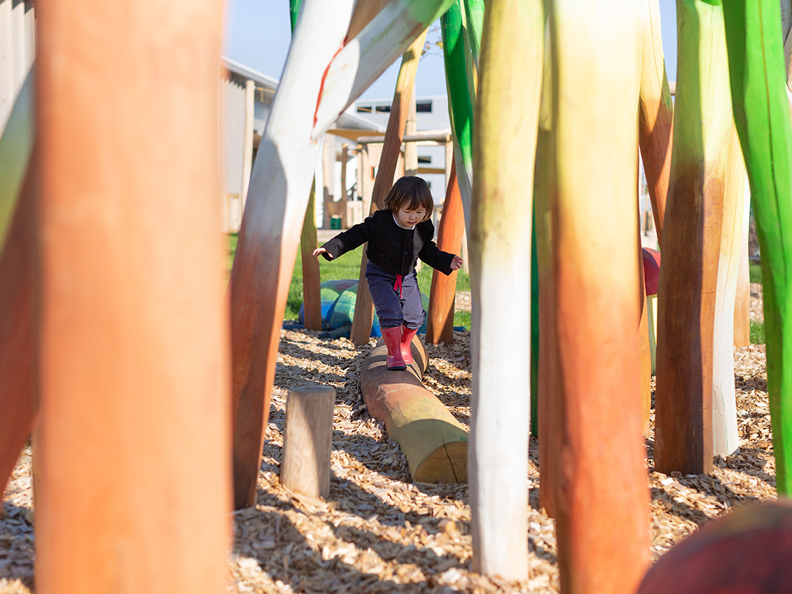Kind am Zwergennest Spielplatz der TGW Logistic Group