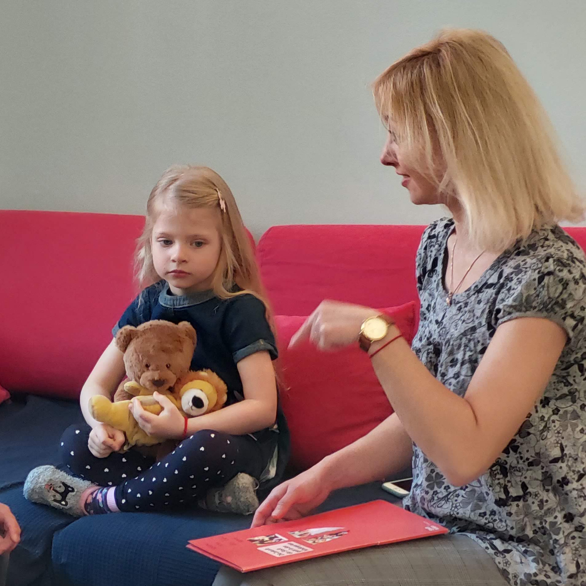 Unterkunftgeberin und ihre neuen Nachbarinnen