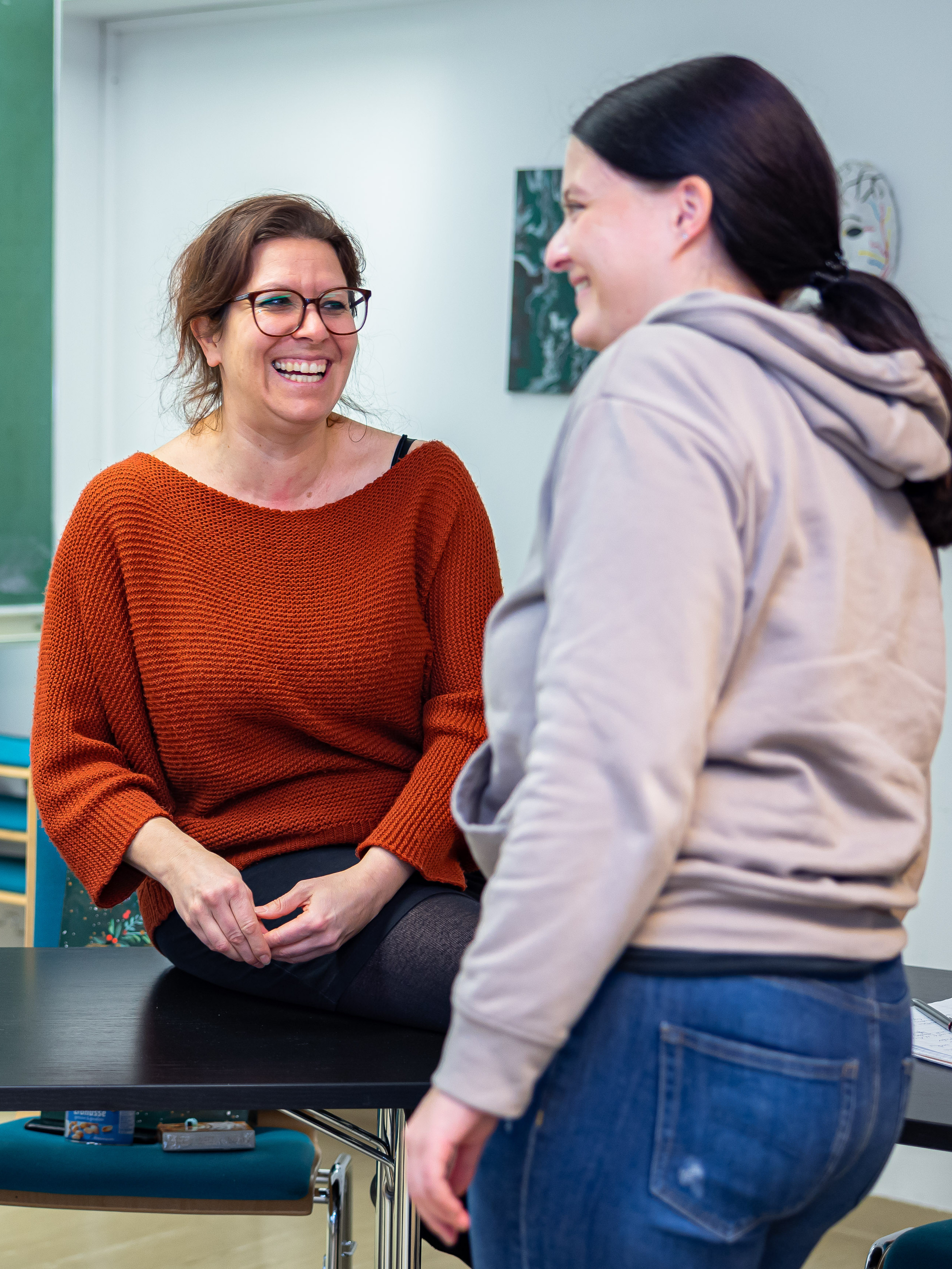 Zwei Personen in Klasssenzimmer