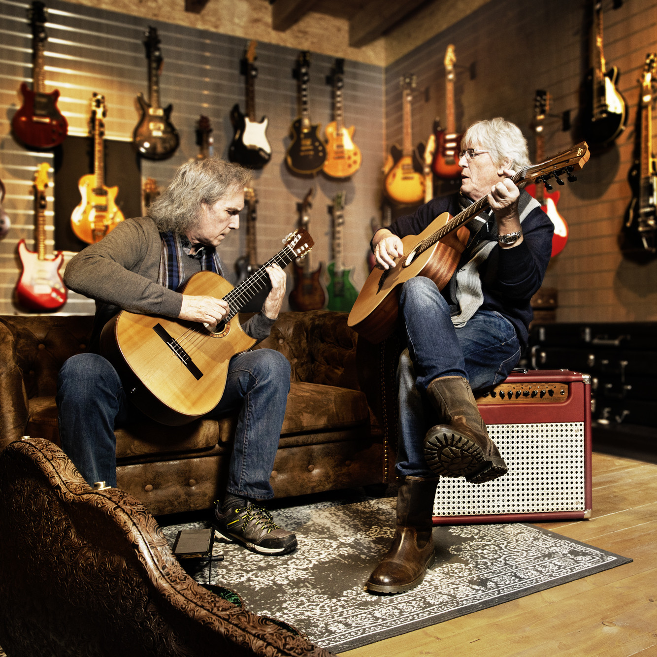 Zwei Männer mit Gitarren.