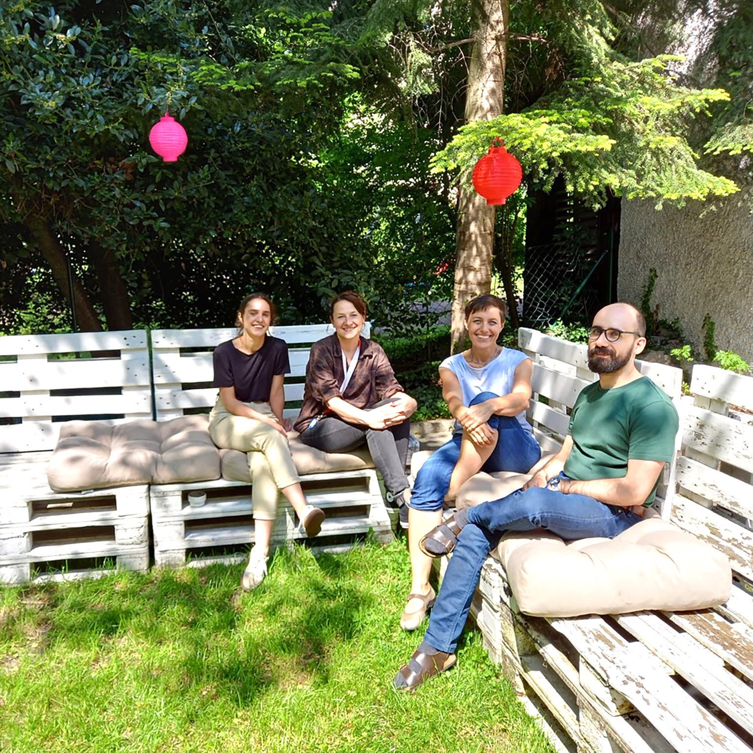 Das Team freut sich auf die Zeit im Garten. Beim Bau der Palettenmöbel haben die Jugendlichen der UMF-WG schon fleißig mit angepackt.