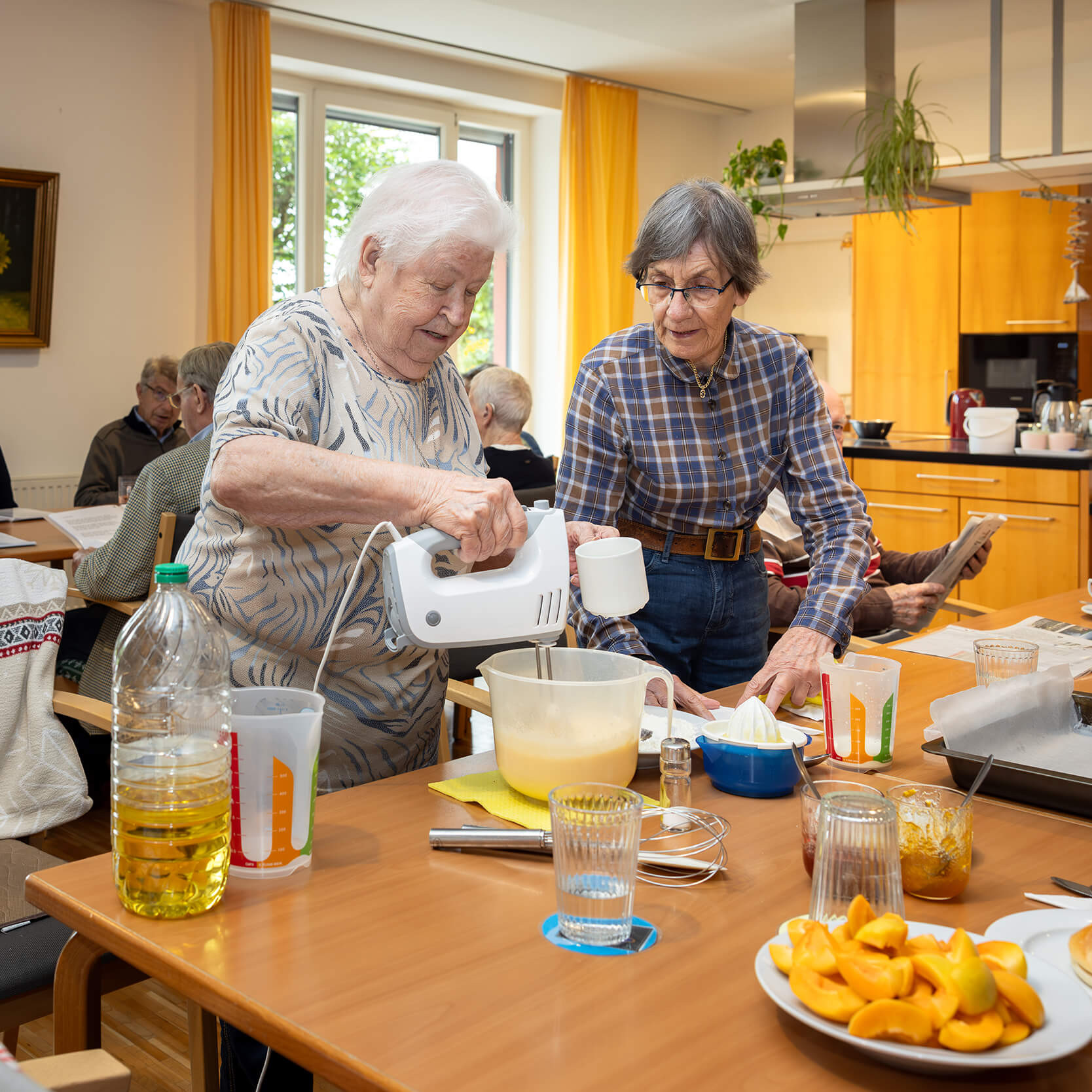 Zwei Frauen backen einen Kuchen.
