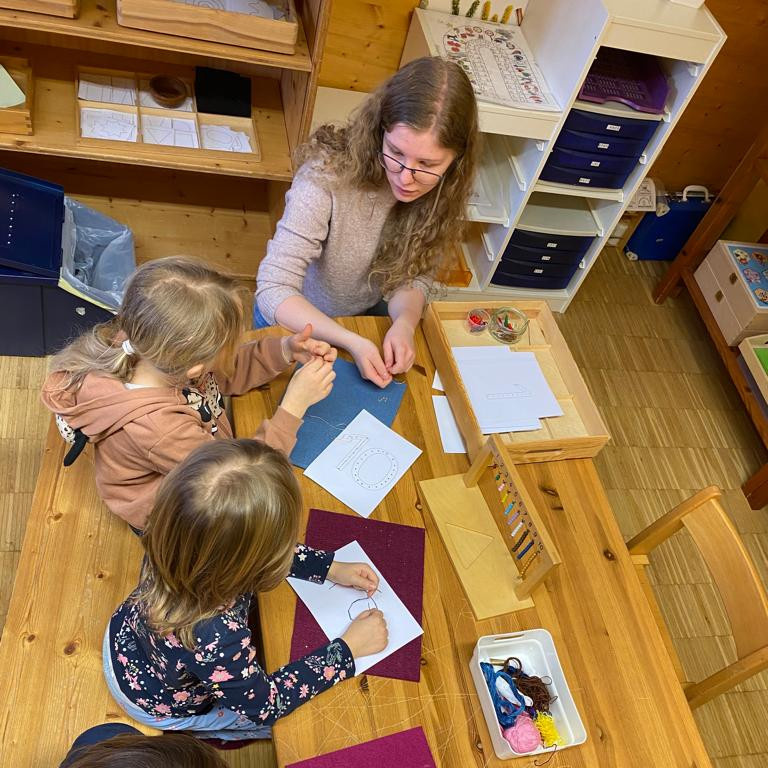 Emma bastelt mit Kindern.