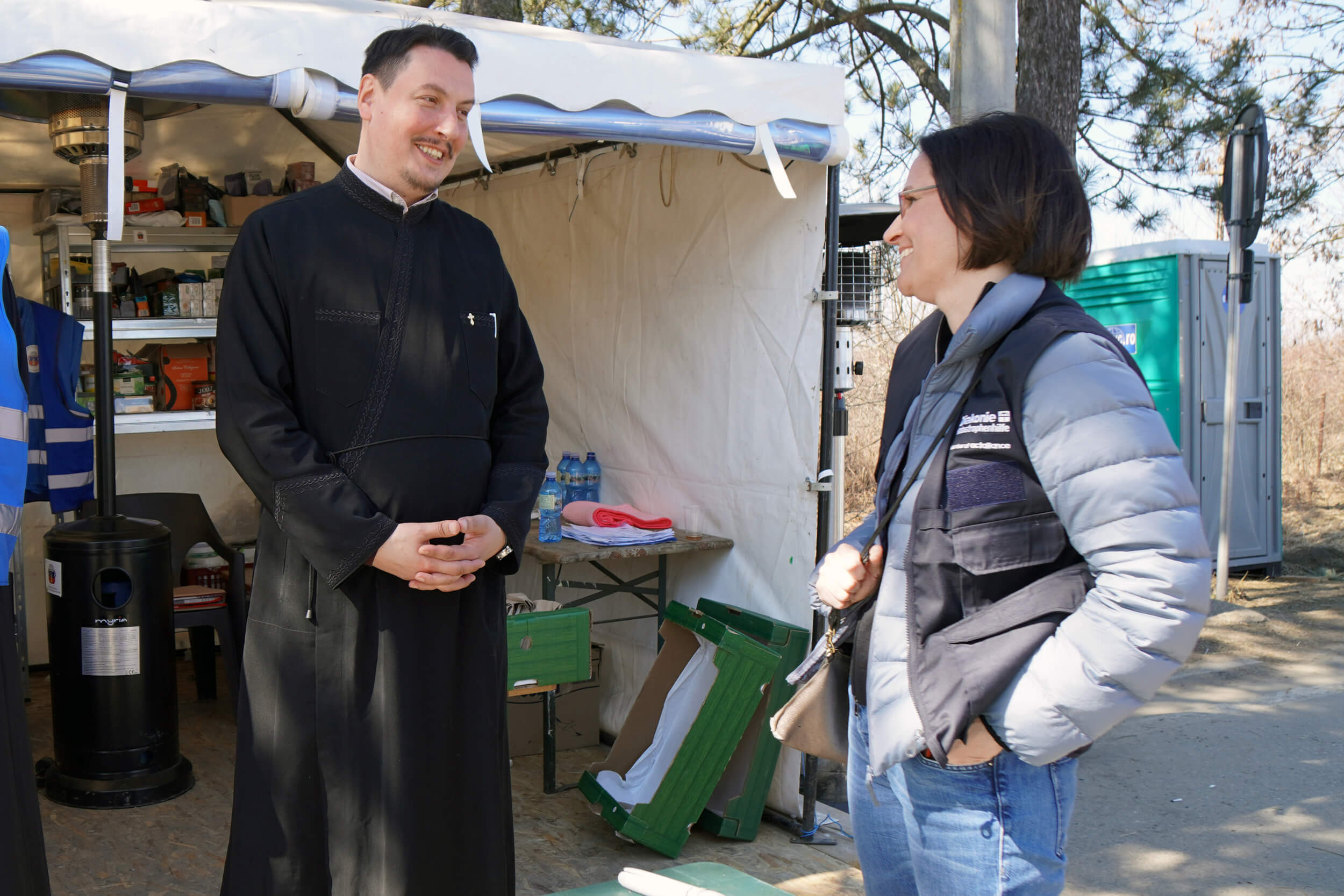 Diakonie-Direktorin Moser trifft Priester an der Grenze
