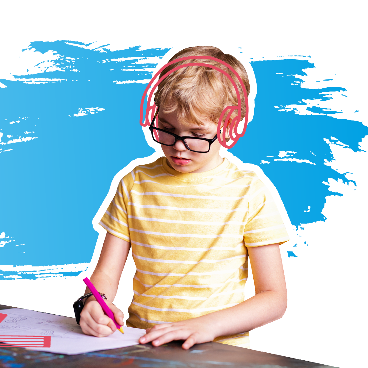 Ein Junge malt etwas auf einem Blatt Papier