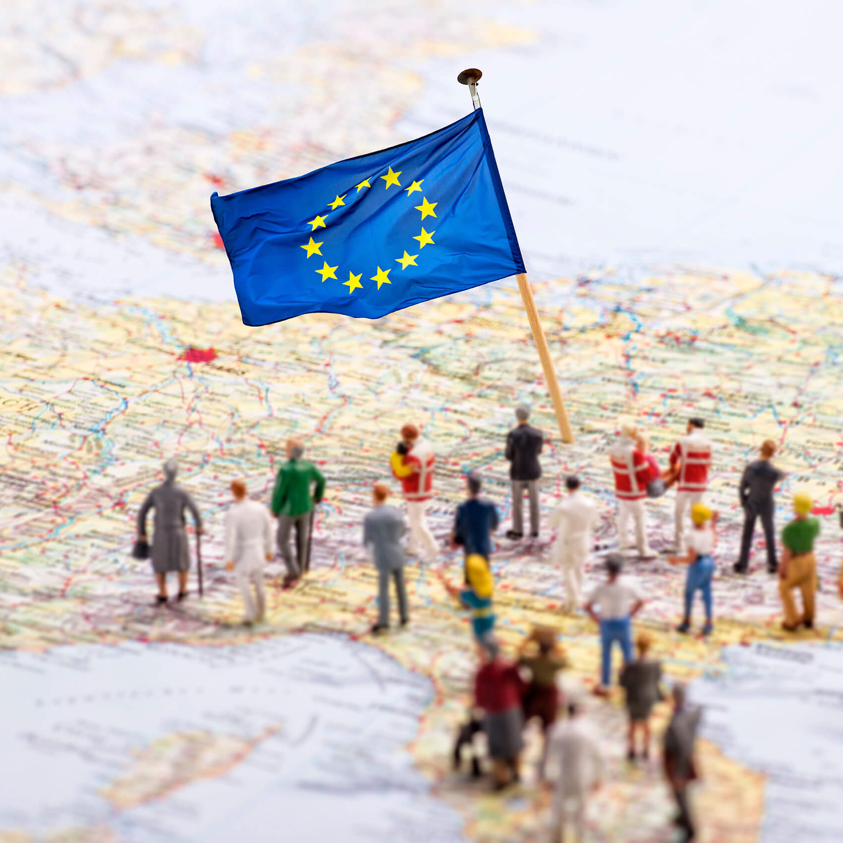Eine Karte von Europa mit einer kleinen EU-Flagge und kleinen Spielfiguren.