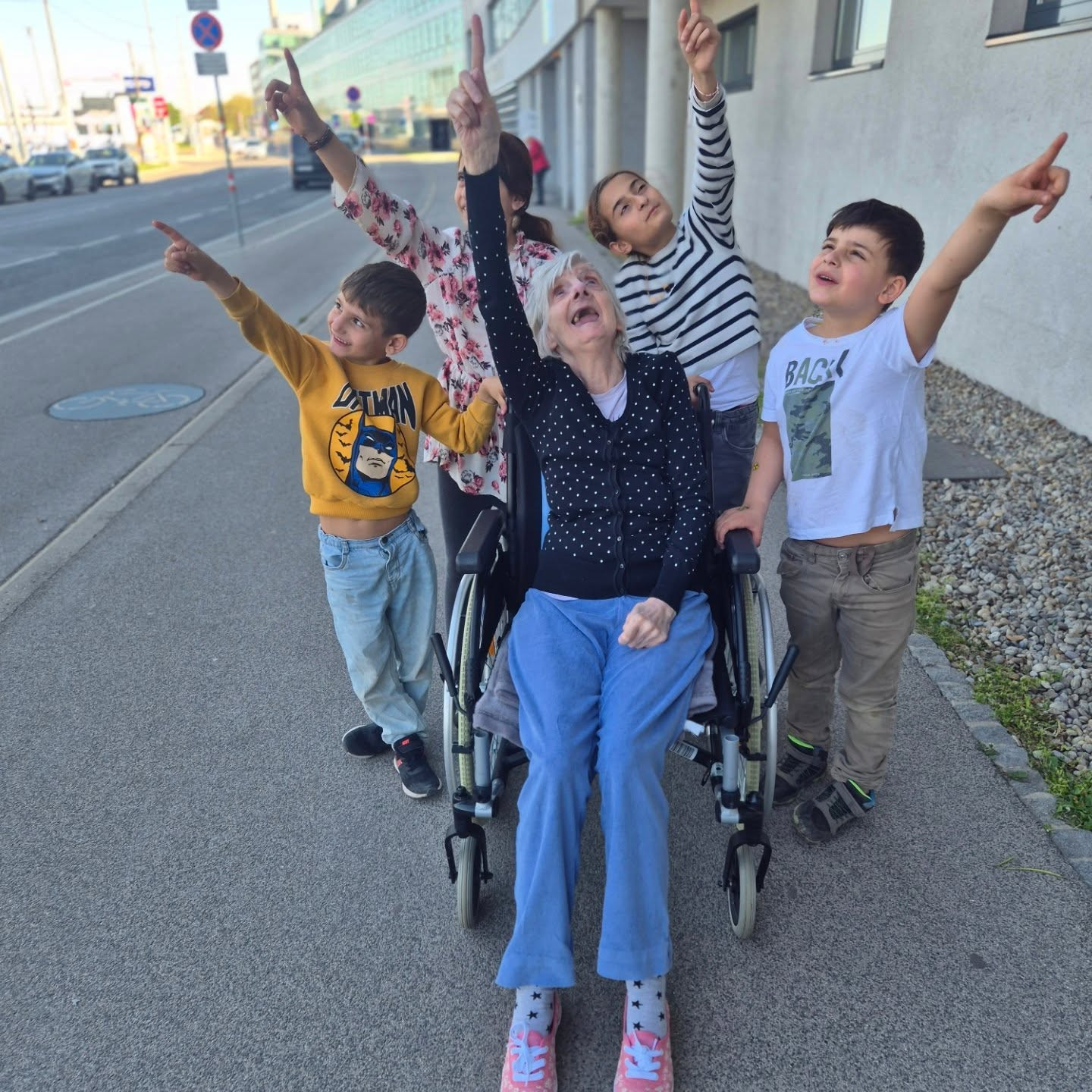 Kinder und eine alte Frau beim Spazierengehen in der Stadt