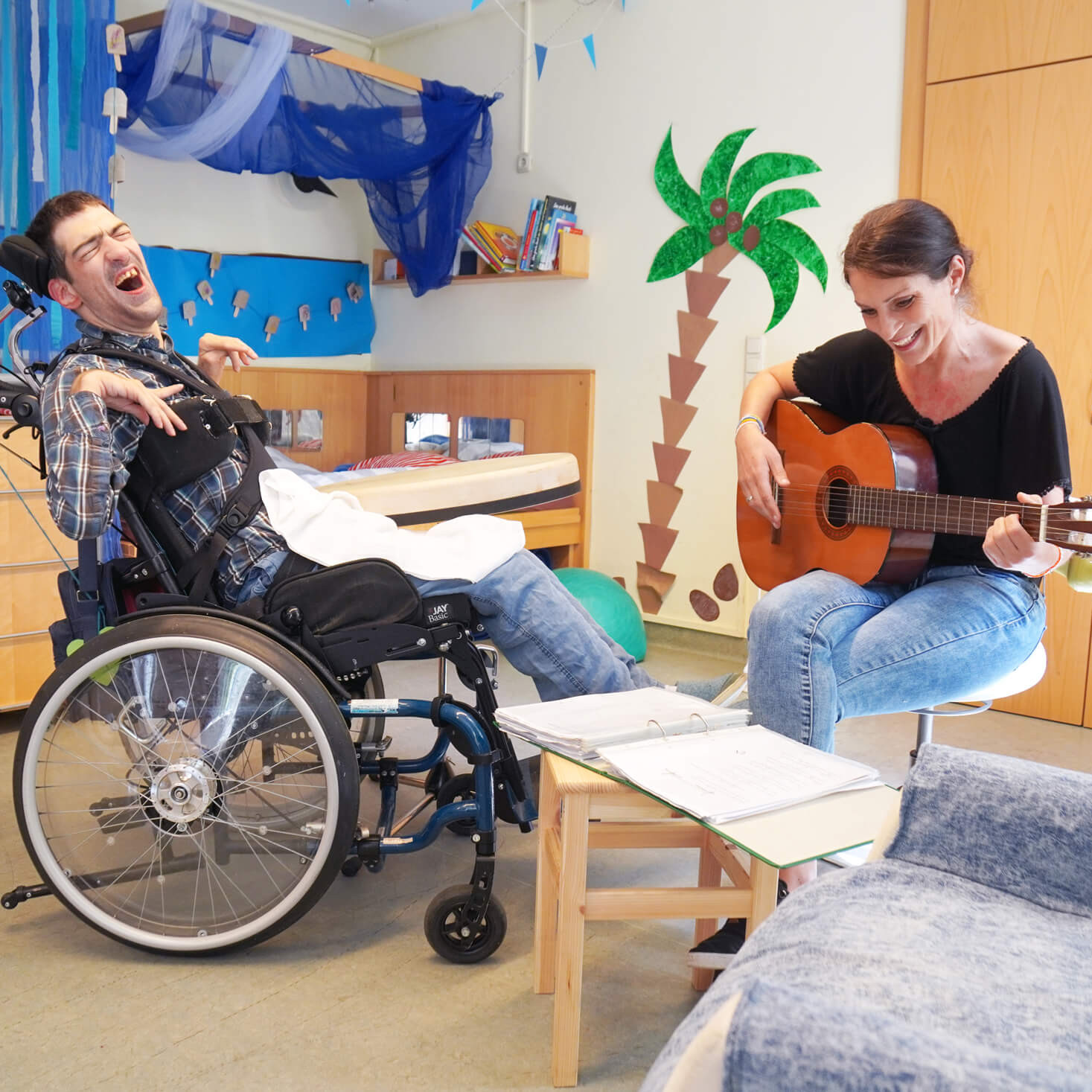 Hoffnungsträgerinnen Michael und Theresa machen zusammen Musik.