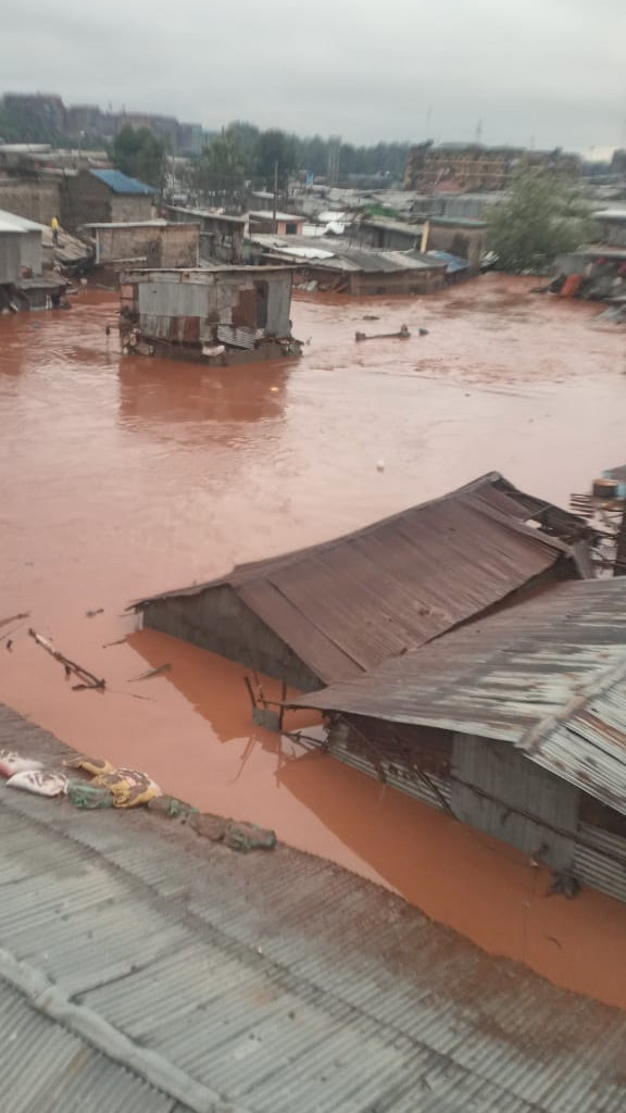 Das rote erdige Wasser reicht bis unter die Dächer