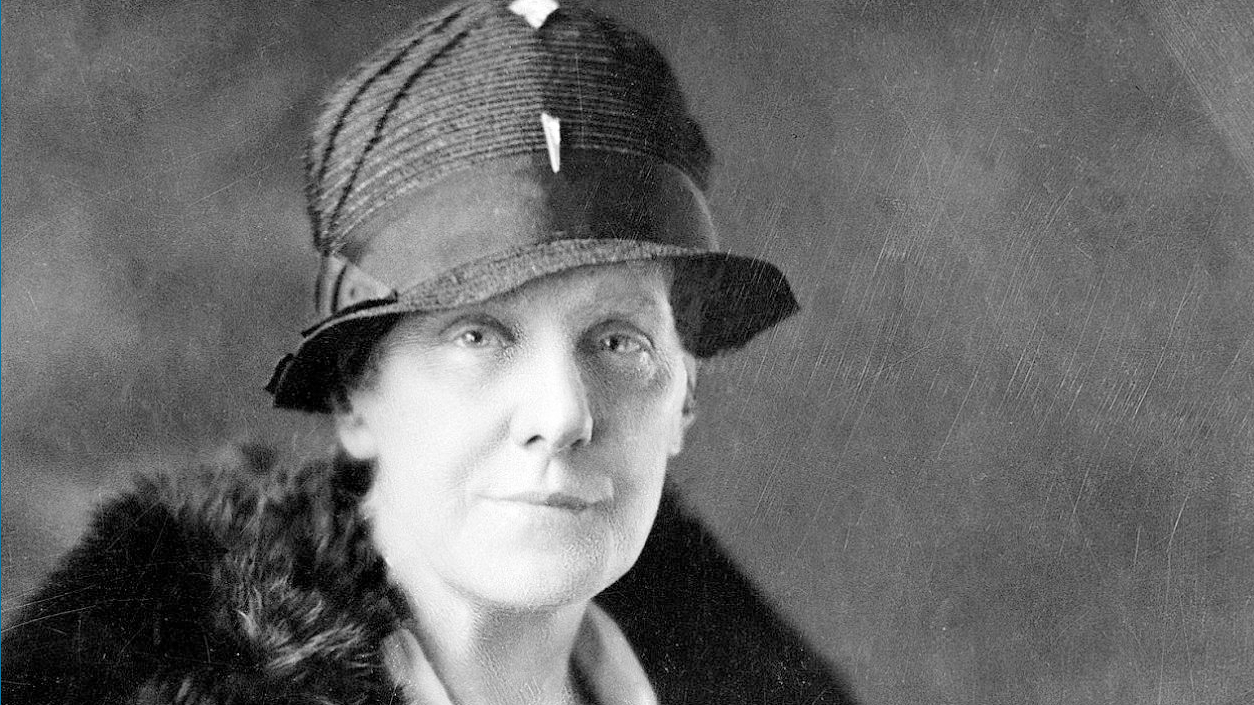schwarz weiß Portrait von Anna Jarvis mit Hut