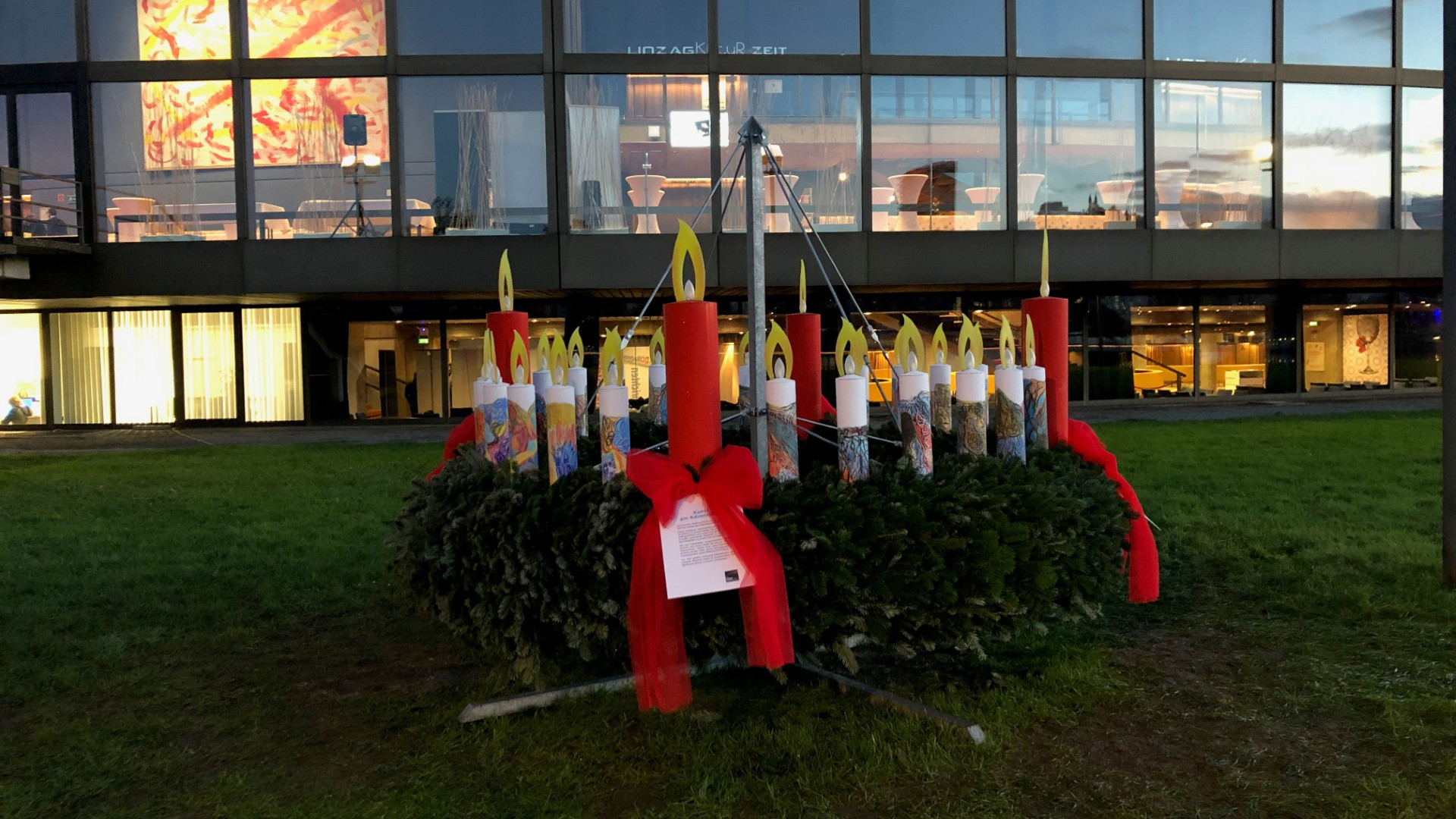 Der drei Meter große Diakonie-Adventkranz leuchtet wieder vor dem Brucknerhaus Linz