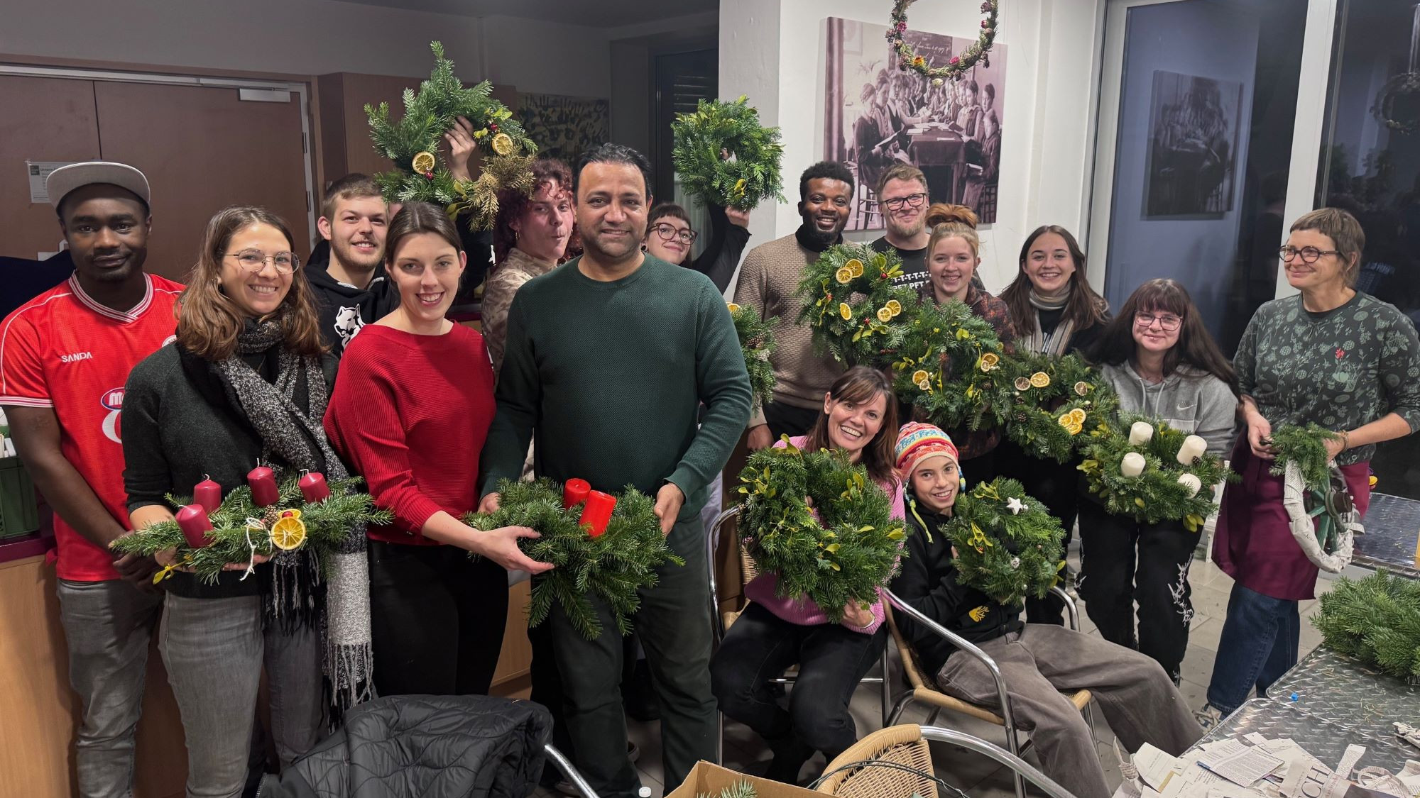 Gemeinsames Adventkranzbinden an der HLPS/SOB Gallneukirchen