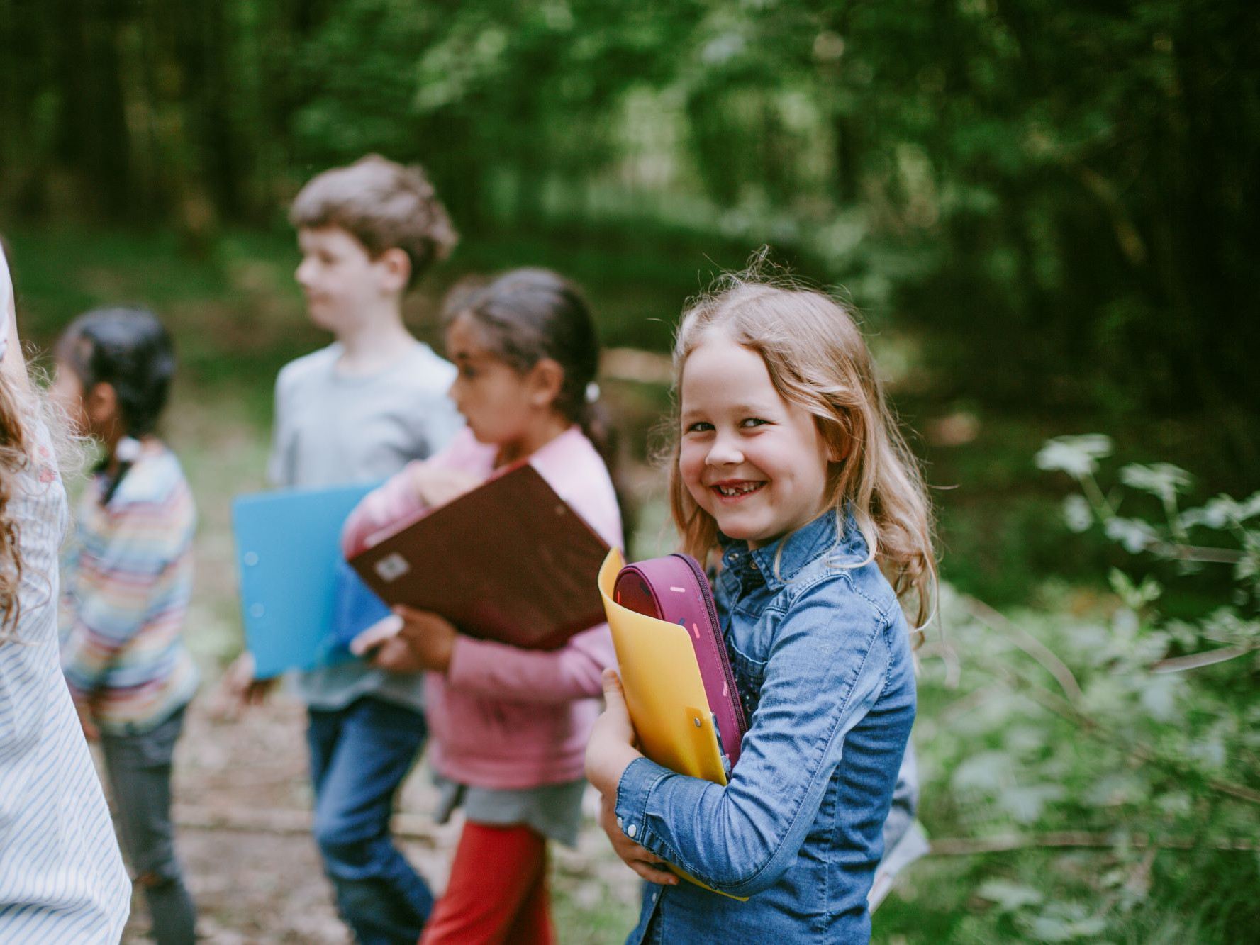 Kinder bewegen sich im Wald