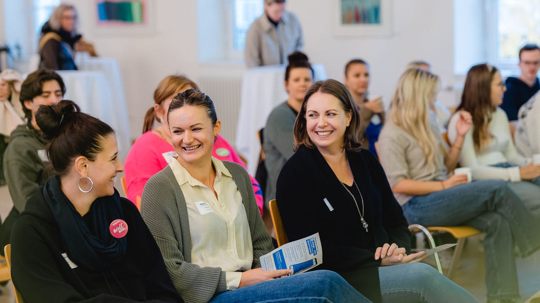 Personen unterhalten sich bei einem Event