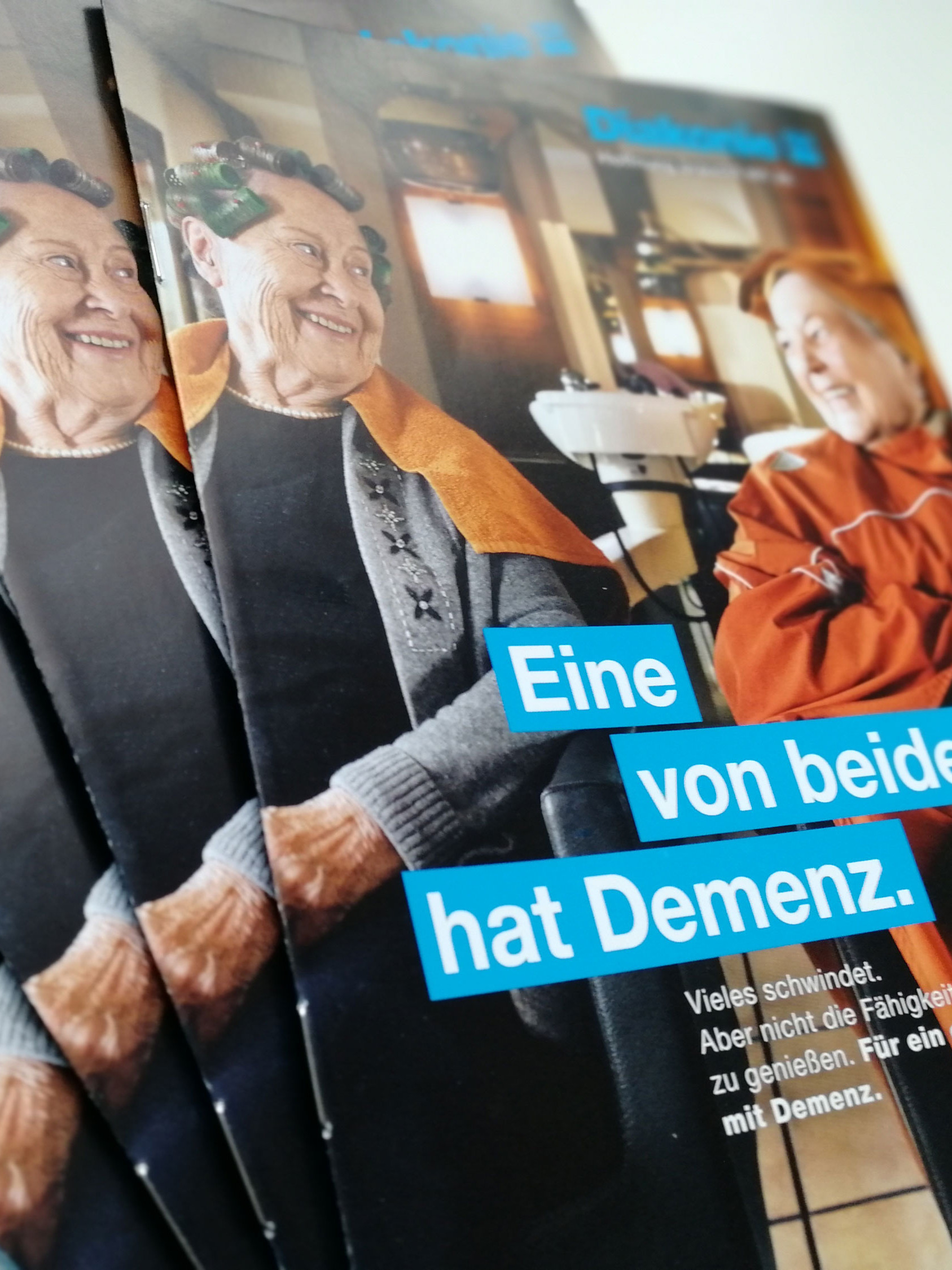 Bilder der Infobroschüre der Diakonie zur Demenz-Kamapagne