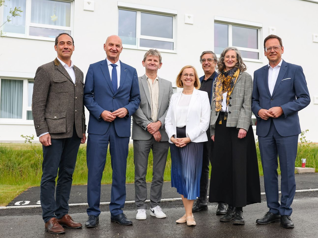v.l.n.r.: Gruppenbild: Bürgermeister Erwin Stürzlinger, Sozial-Landesrat Christian Dörfel, Regionalleiter Behindertenarbeit Diakoniewerk Markus Mayer, Diakoniewerks-Vorständin Daniela Palk, Architekt Willibald Ableidinger, Einrichtungsleitung Pamela Lahninger-Weiß, Vorstandsvorsitzender HYPO OÖ Klaus