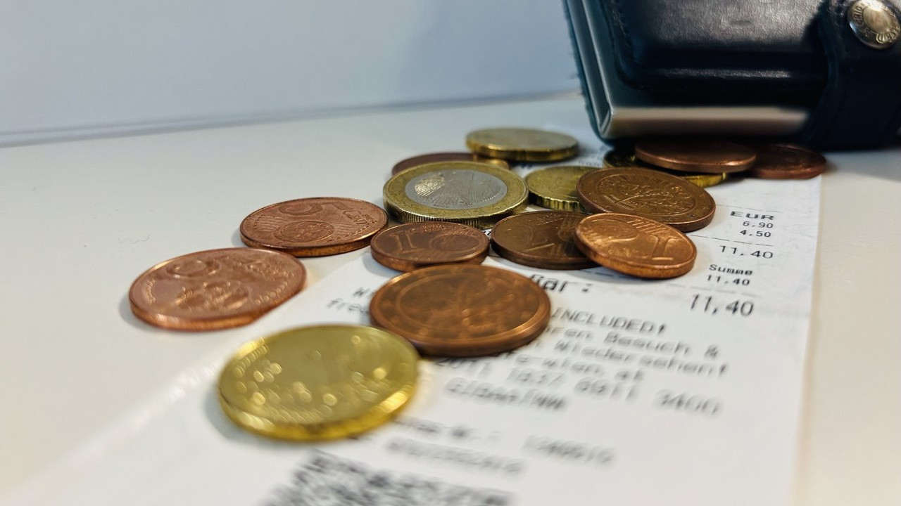 Münzen und Geldtasche auf einer Rechnung