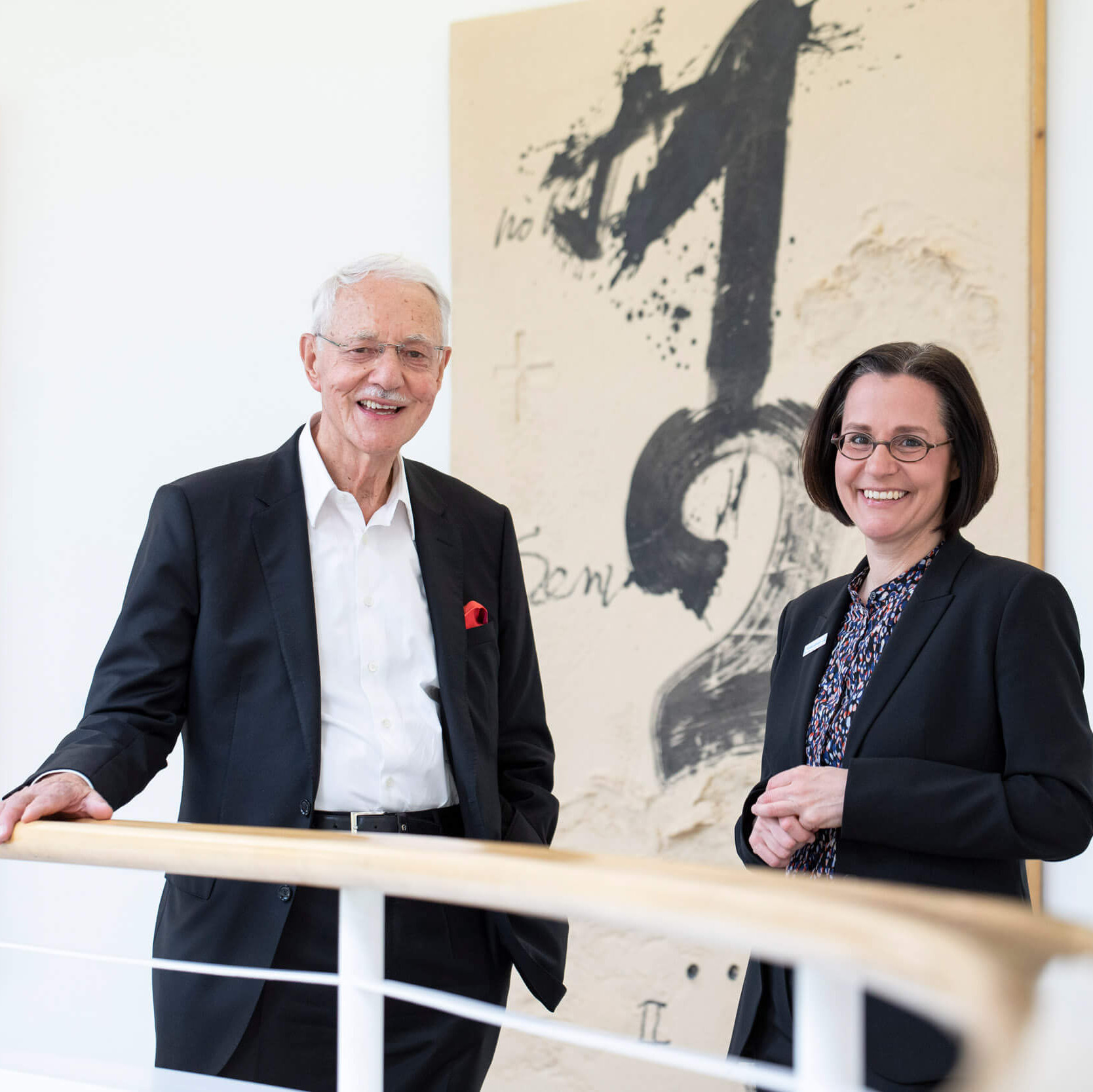 Karlheinz Essl und Maria Katharina Moser vor Gemälden.