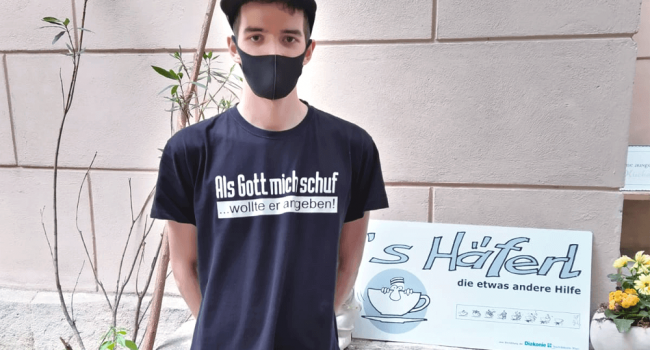 Porträtbild des Zivildieners, Alexander, im Häferl 2020, mit Corona-Schutzmaske