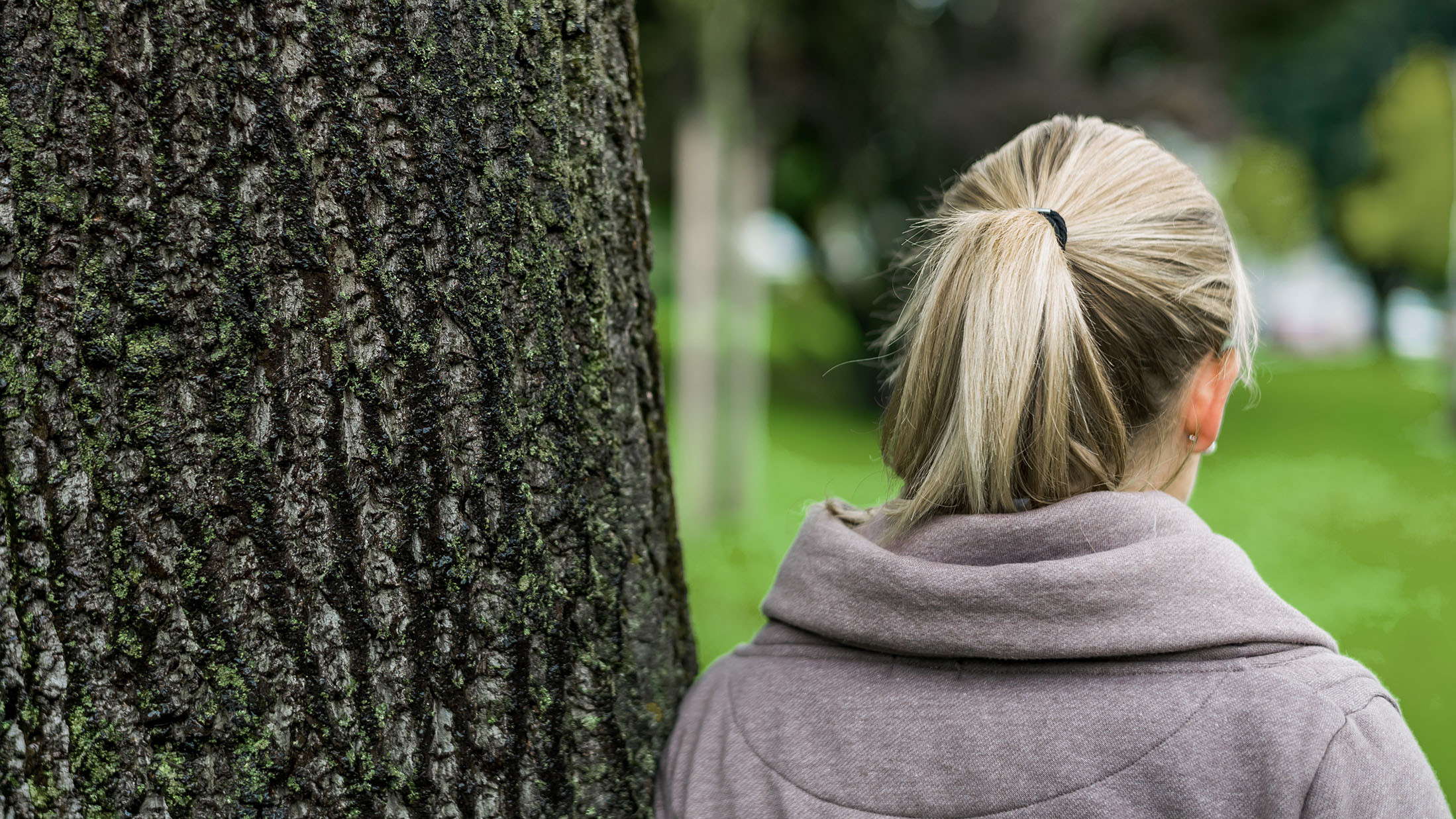 Eine Frau an einem Baum