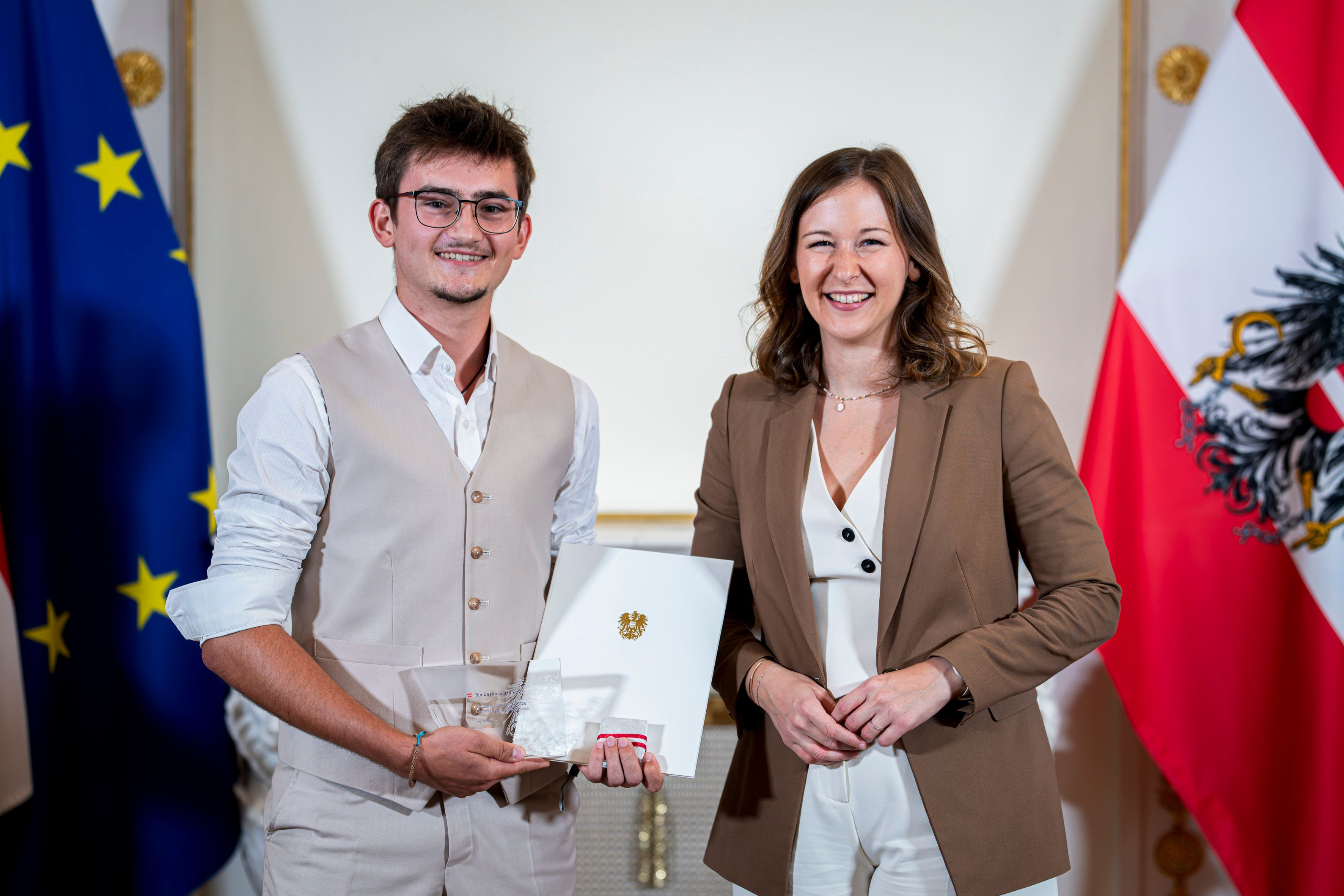 Claudia Plakolm mit Felix Resch bei der Preisverleihung