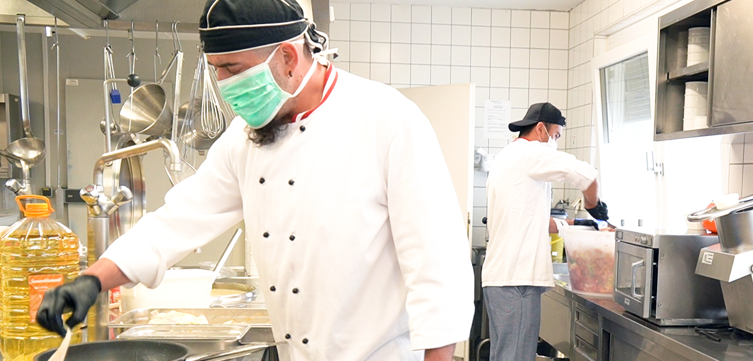 Die Hoffnungsträger Reza und Christian kochen zusammen in der Küche eines Altersheims.