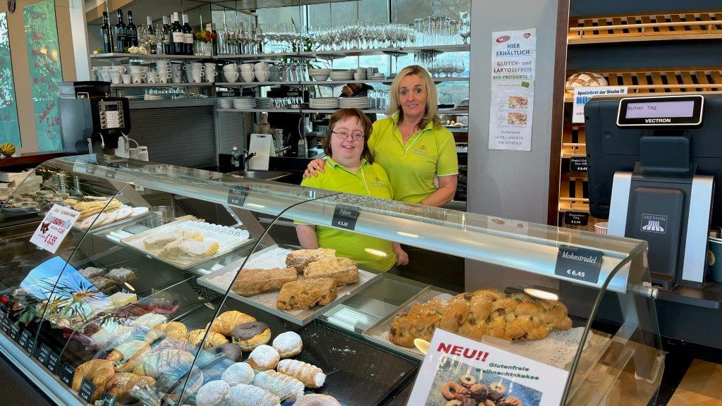 Anita Glück steht mit einer Kollegin im Kaffeehaus hinter der Theke