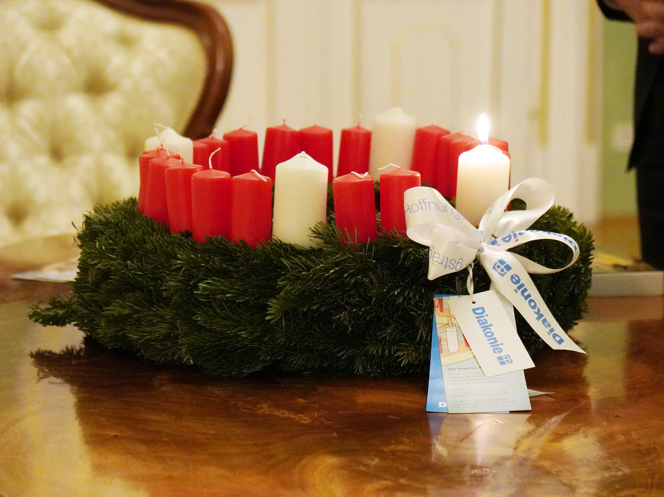 Ein Diakonie-Adventkranz mit vielen Kerzen