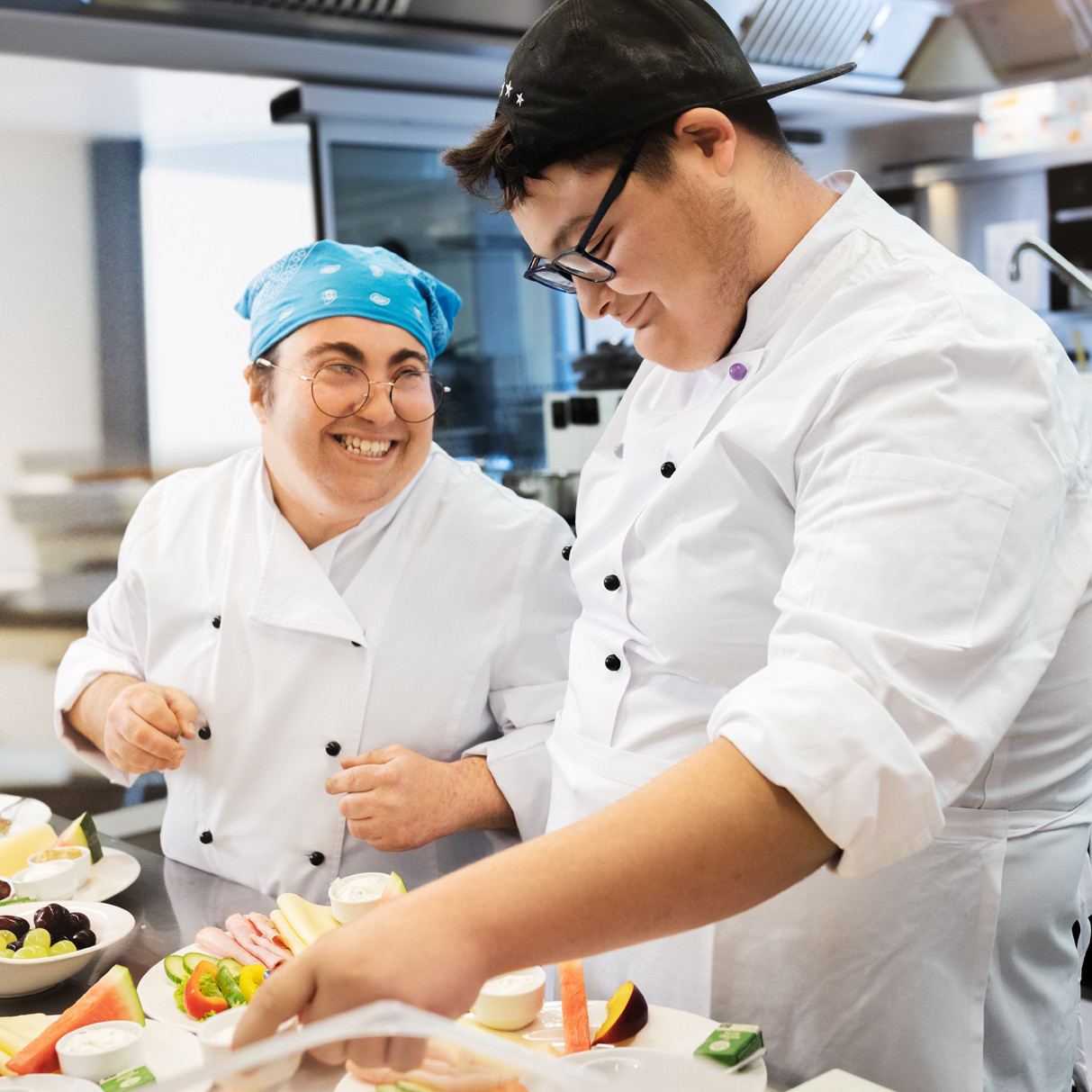 Hoffnungsträger:innen Tina, Emrah und Rebecca in der Küche.