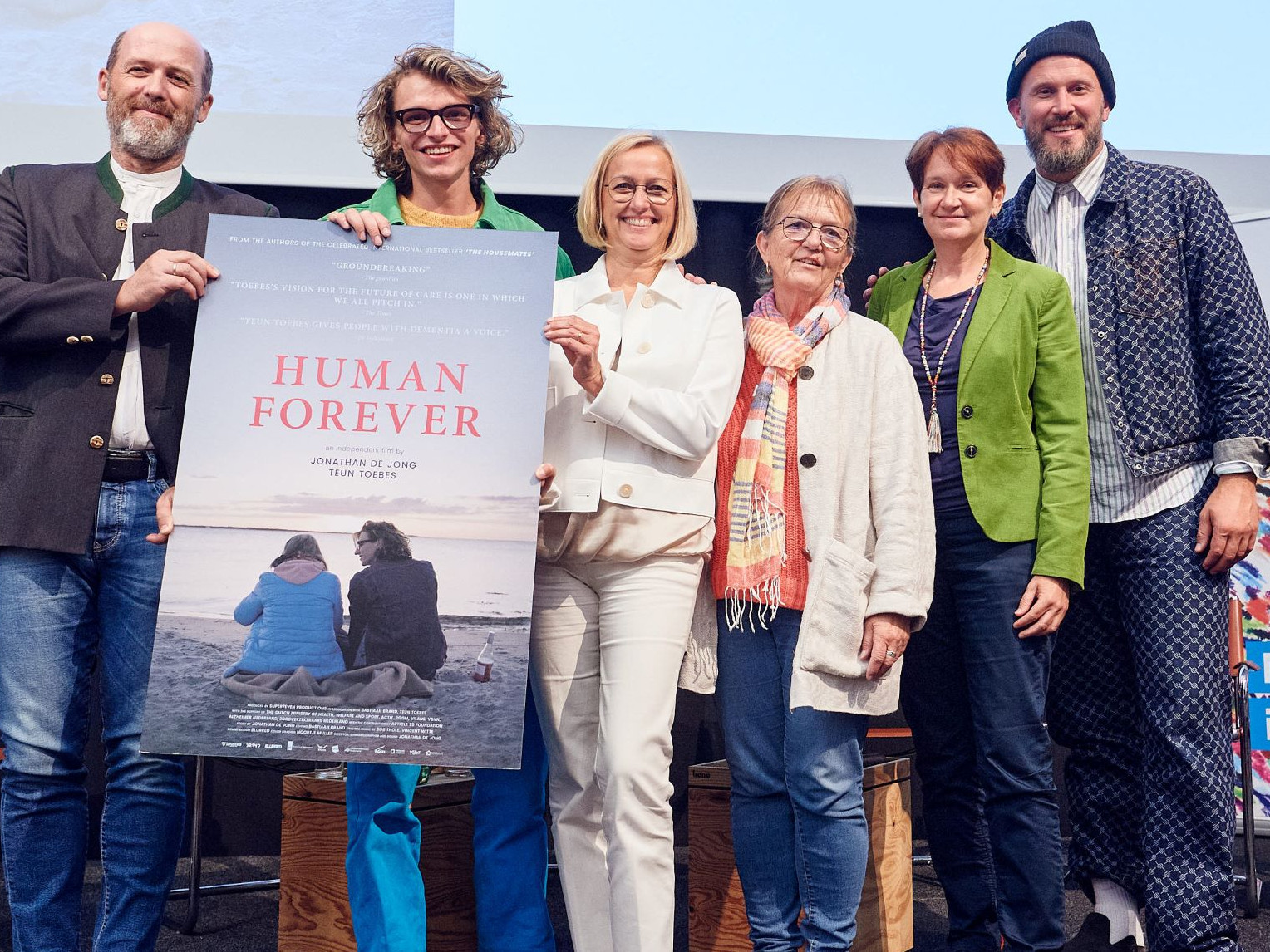 Gruppenfoto: v.l.n.r.: Manfred Schmidhuber (Leitung Haus für Senioren Wels Diakoniewerk), Teun Toebes (Protagonist), Daniela Palk (Vorständin Diakoniewerk), Frau Kappel (Pflegende Angehörige), Petra Rösler (Sozialexpertin Diakonie), Jonathan de Jong (Filmemacher). Fotocredit: Mathias Lauringer/Diakoniewerk