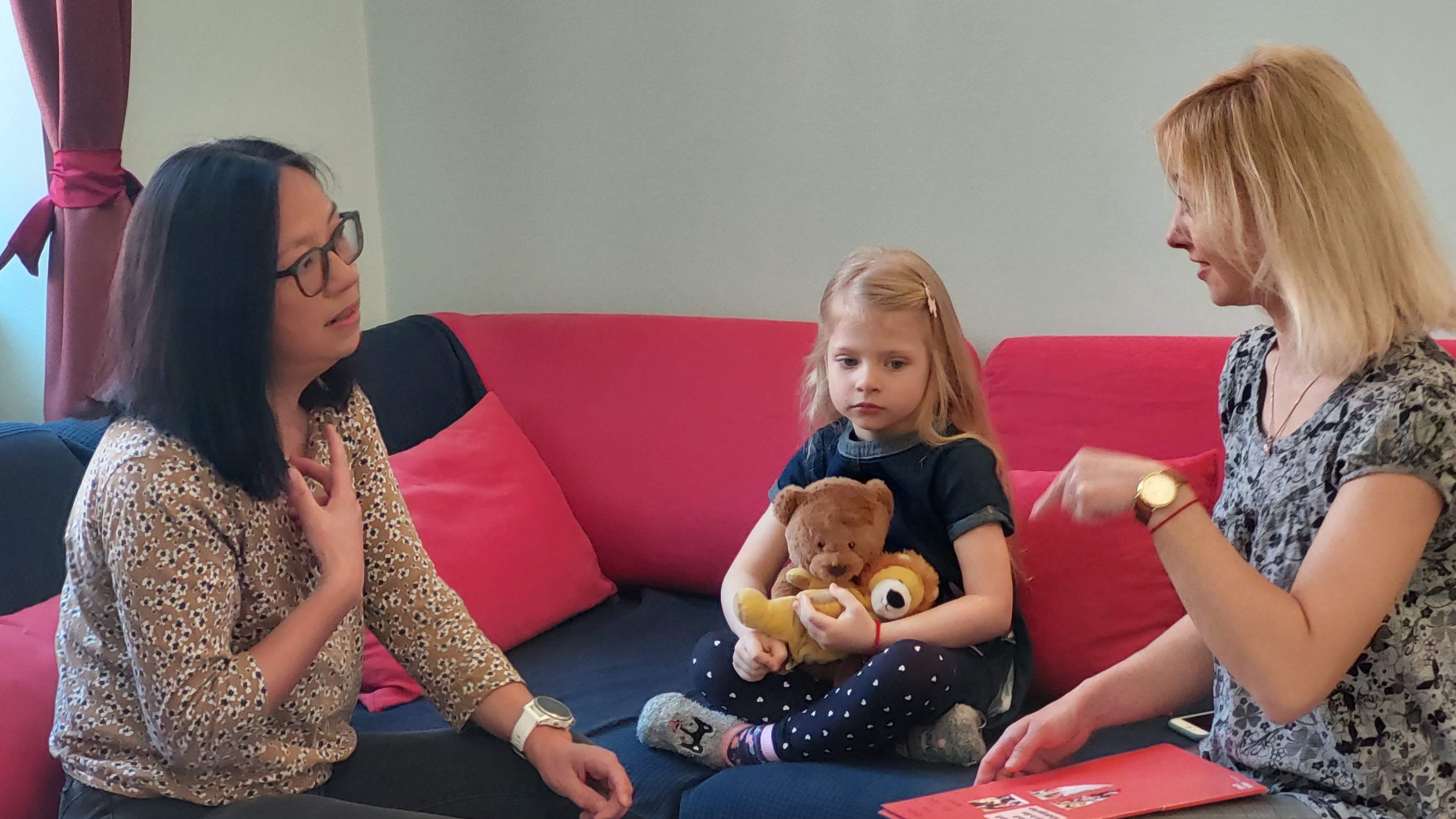 Unterkunftgeberin und ihre neuen Nachbarinnen
