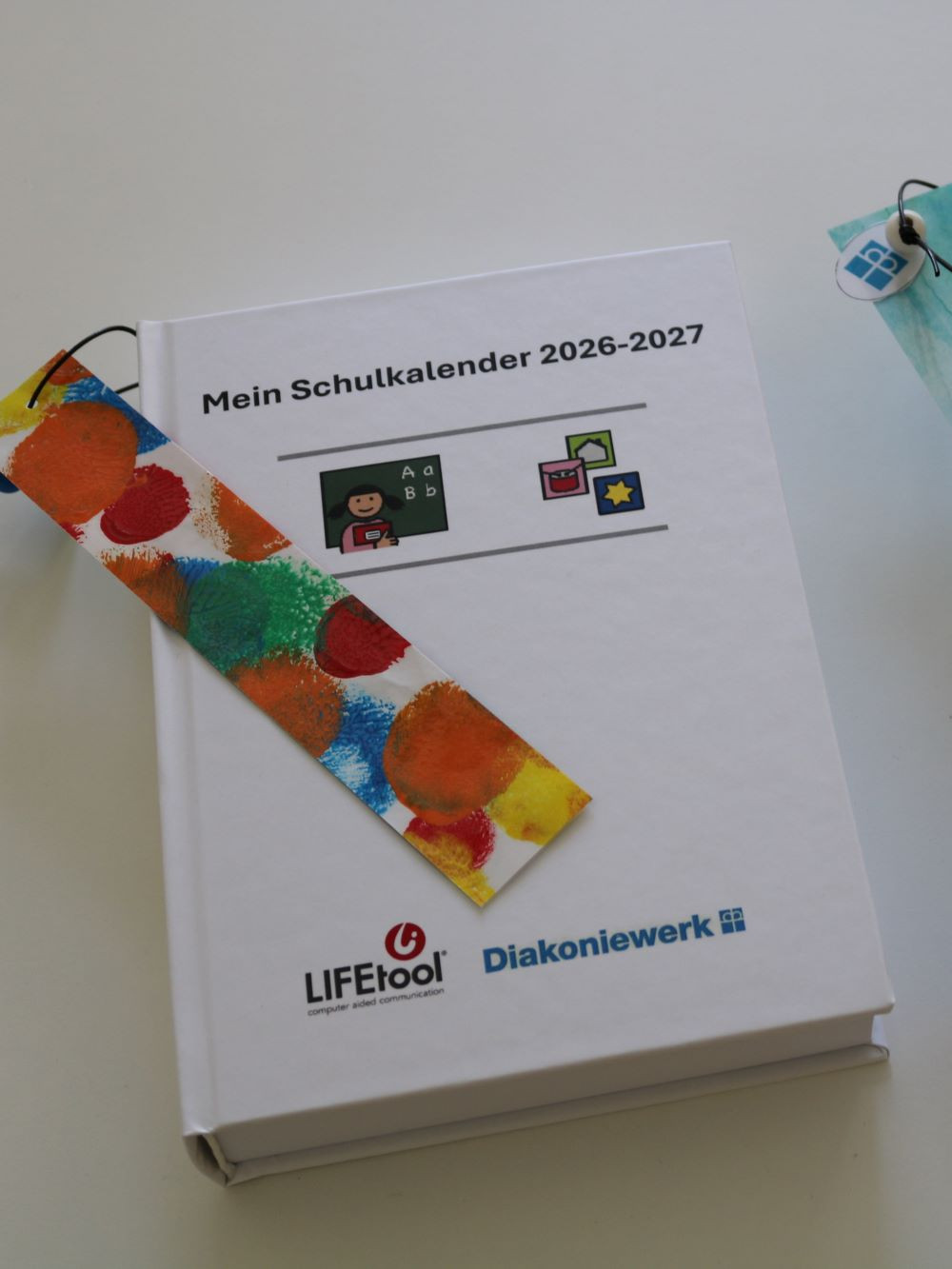 Zwei Schulkalender mit jeweils einem Lesezeichen liegen nebeneinander