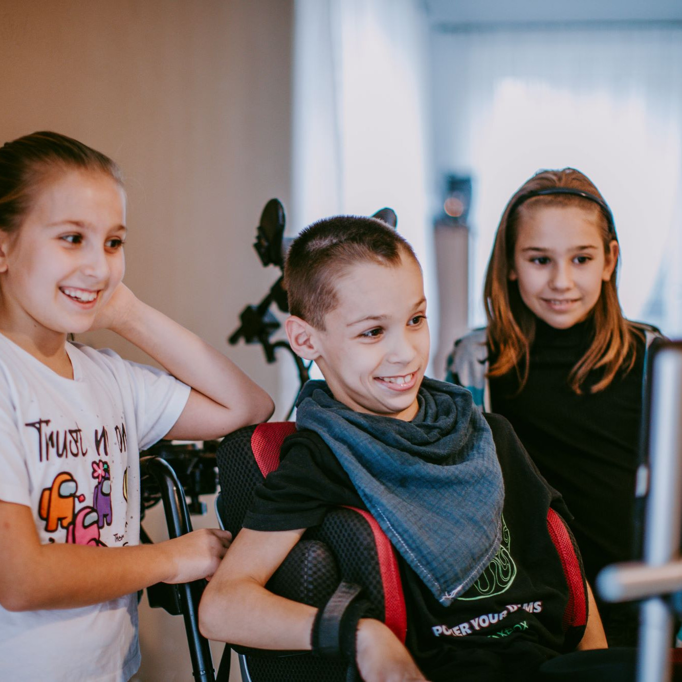 Liam verbringt Zeit mit seinen Zwillingsschwestern