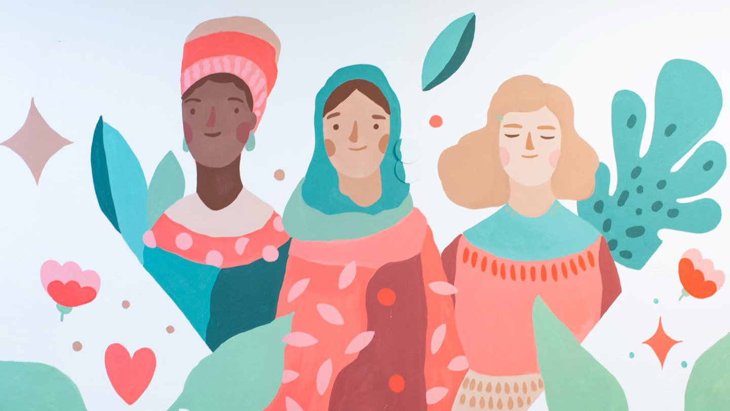 Gemaltes Wandbild mit drei lächelnden Frauen