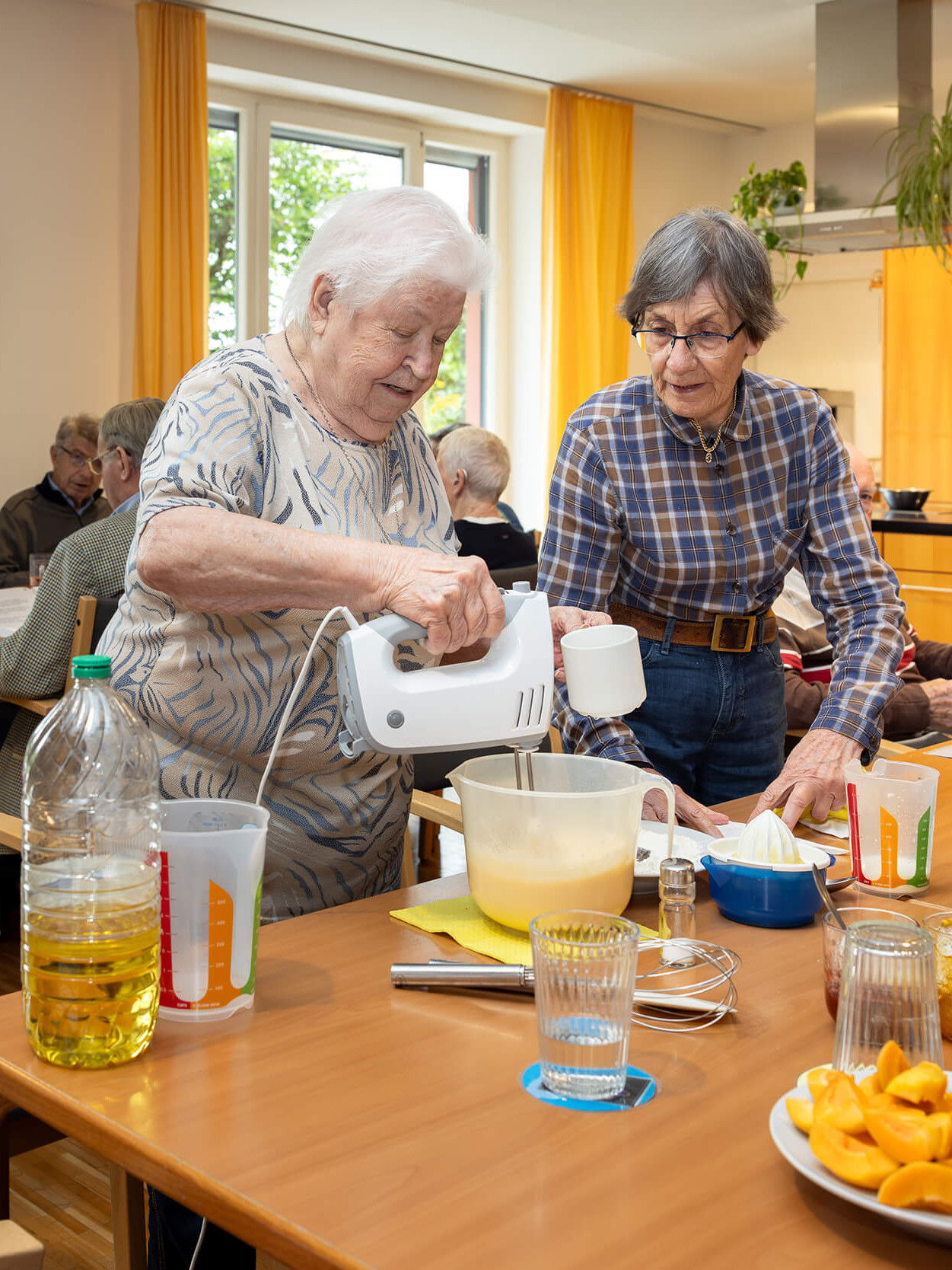 Zwei Frauen backen einen Kuchen.