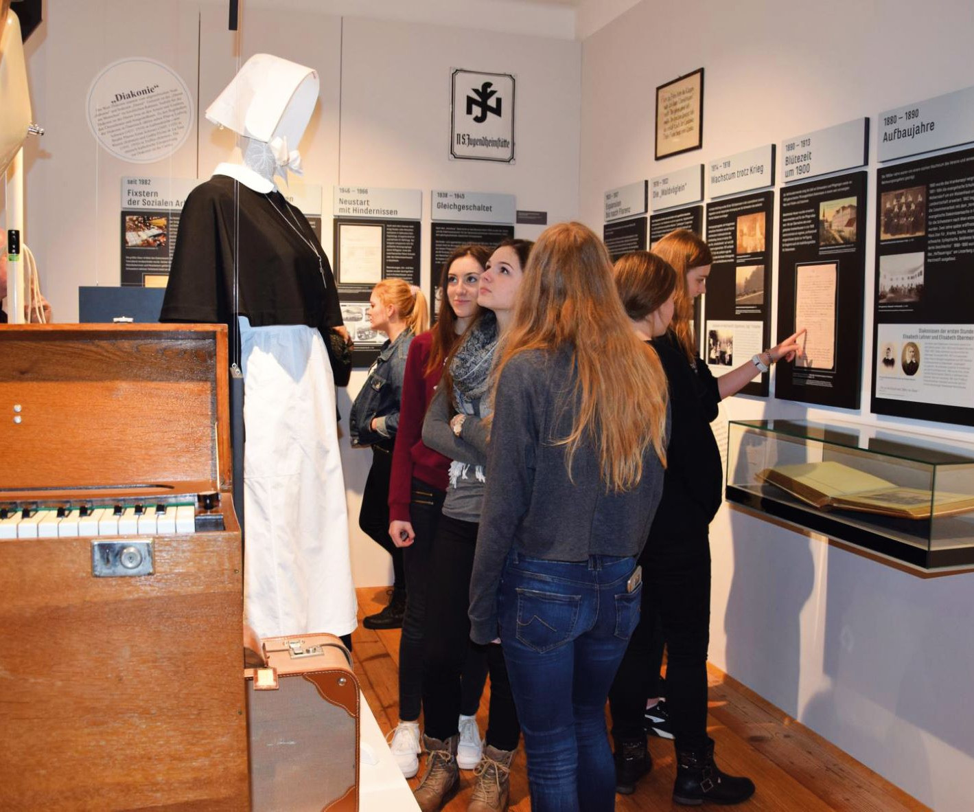 Besucher im Museum Haus Bethanien