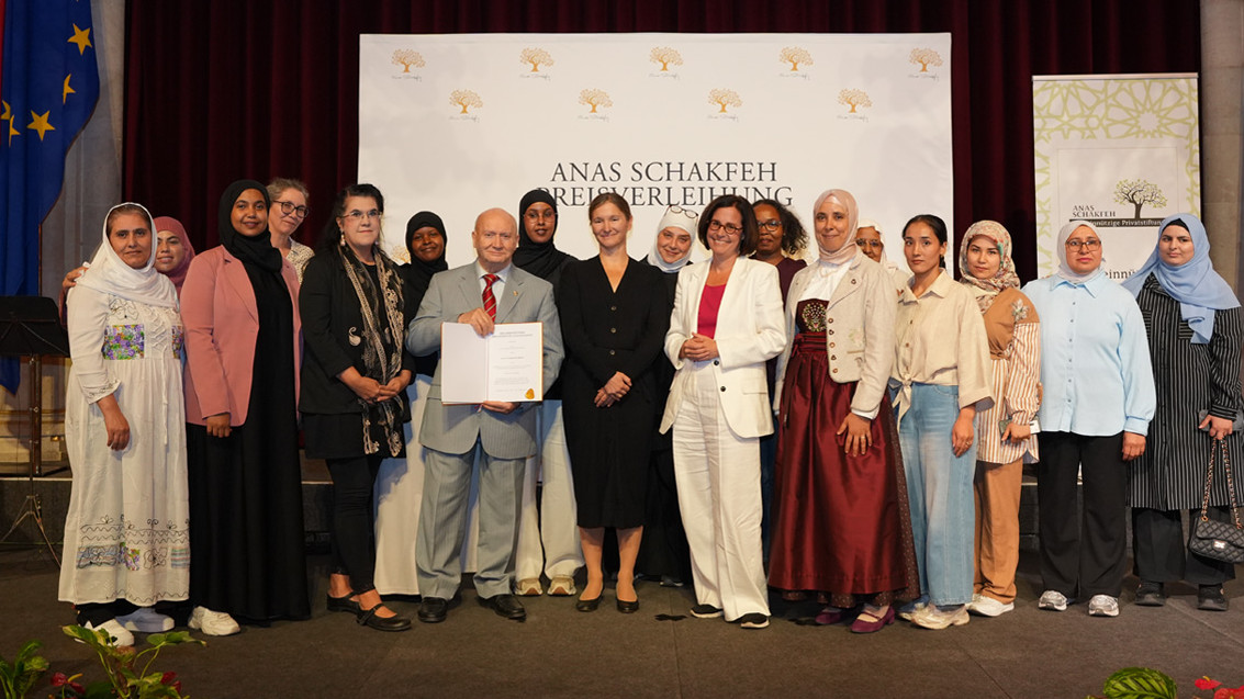 Gruppenfoto vom Anas Schakfeh Preis an die Direktorin der Diakonie - Maria Katharina Moser