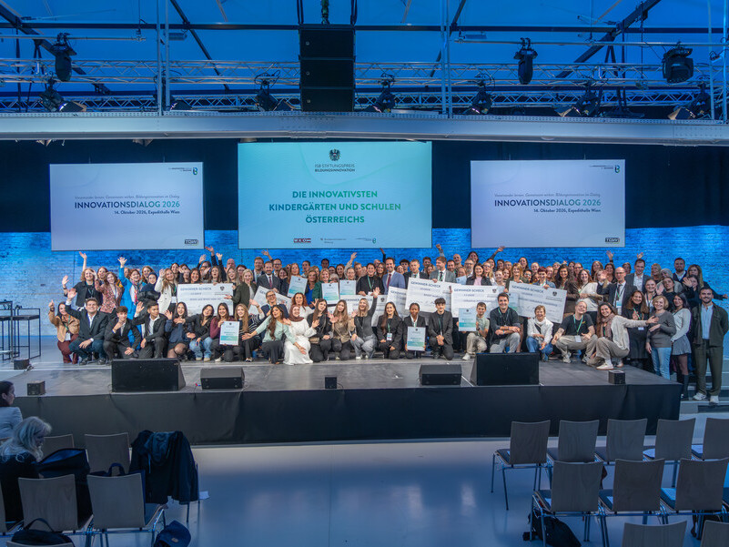 Gruppenfoto mit vielen Personen