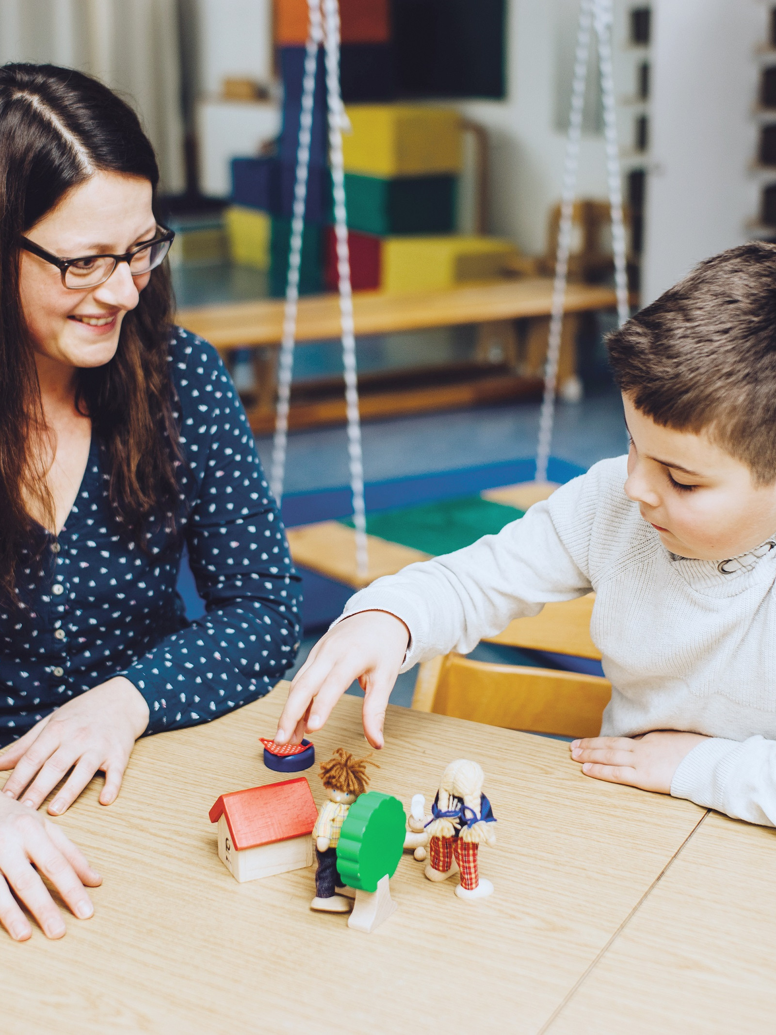 Eine Therapeutin und ein Kind bei spielerischer Therapie im Therapiezentrum Linzerberg