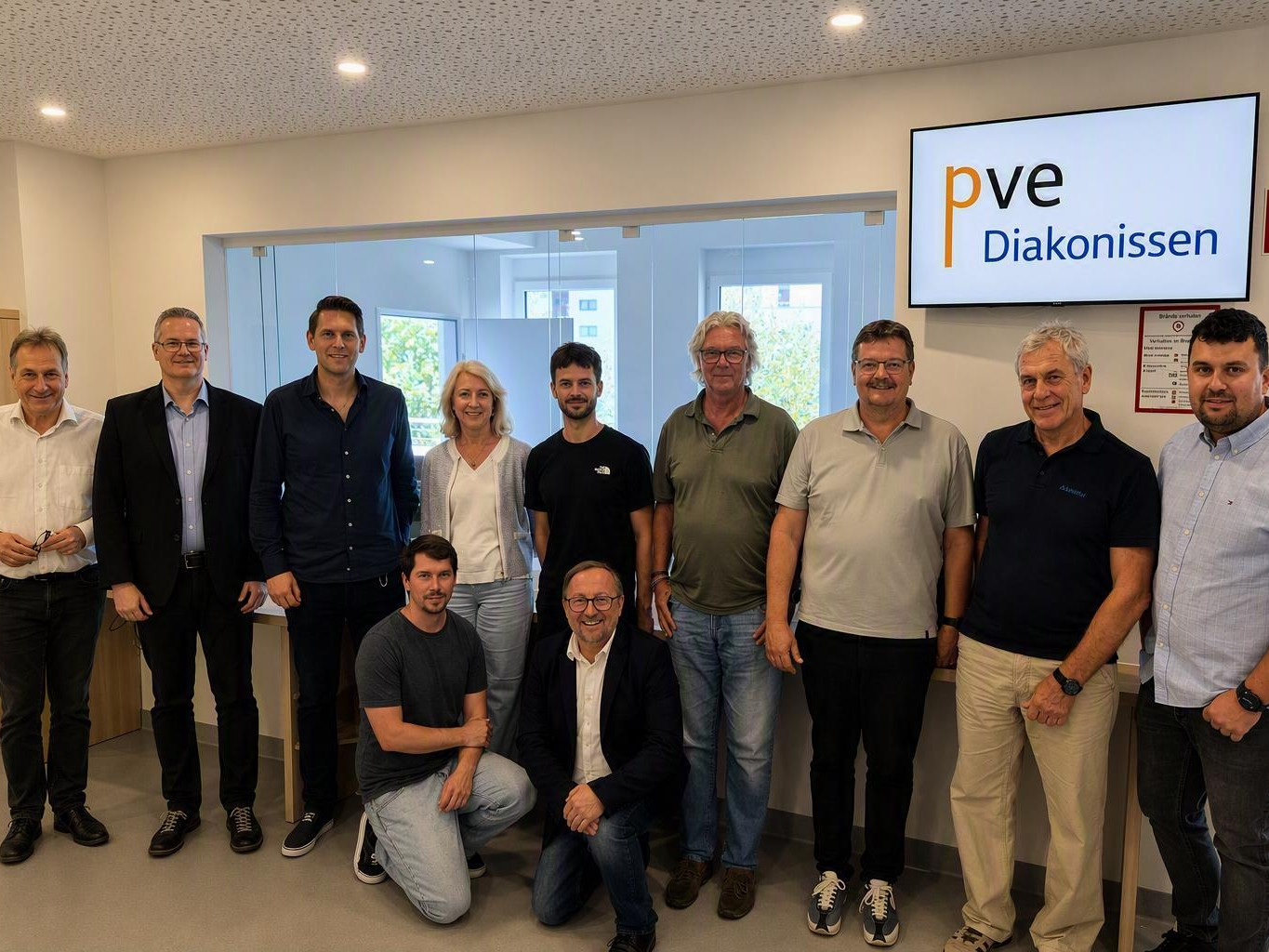 Neue PVE Diakonissen Wörgl startet Mitte September. Im Bild vorne v.l.n.r.: Bernhard Prieth (Architekt), Ing. Hannes Stickler, MBA(Geschäftsführung PVE Diakonissen GmbH) hinten v.l.n.r.: DI Leo Schneider (Technischer Leiter Diakoniewerk) Dr. Rene Juen (Land Tirol), Ing. Christoph Maierhofer (Land Tirol), Dr. Gisela Mayr-Strimitzer (Land Tirol), Dr. Johannes Lair (Land Tirol),  Dr. Karl Wohak (Ärztlicher Leiter PVE), Bernhard Simader (Architekt), Ing. Jörg Pircher (TSB), Daniel Eder, BSc MScN (Leitung PVE Diakonissen Tirol).