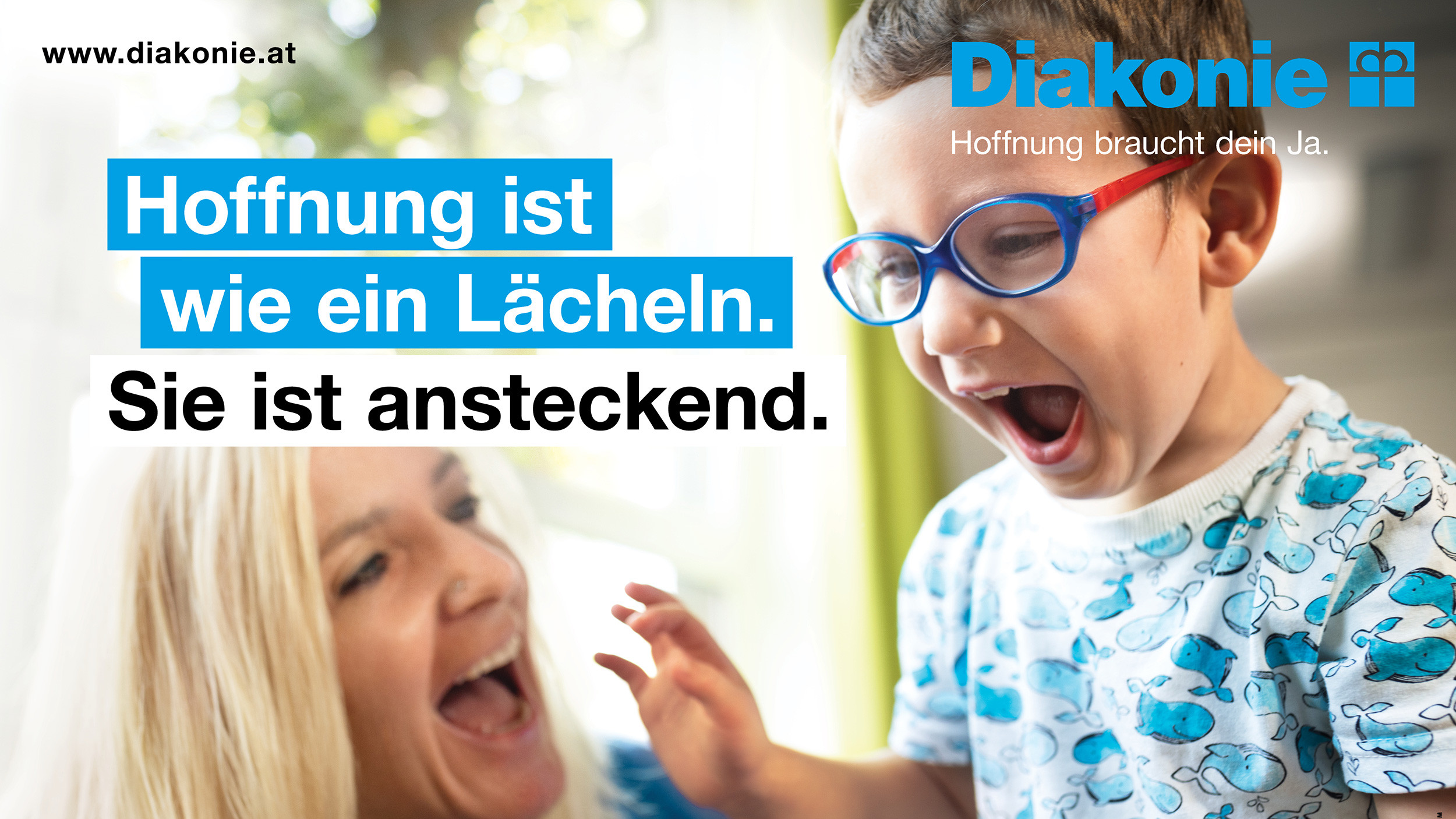 Eine Kindergärtnerin und ein Kind lachen miteinander.