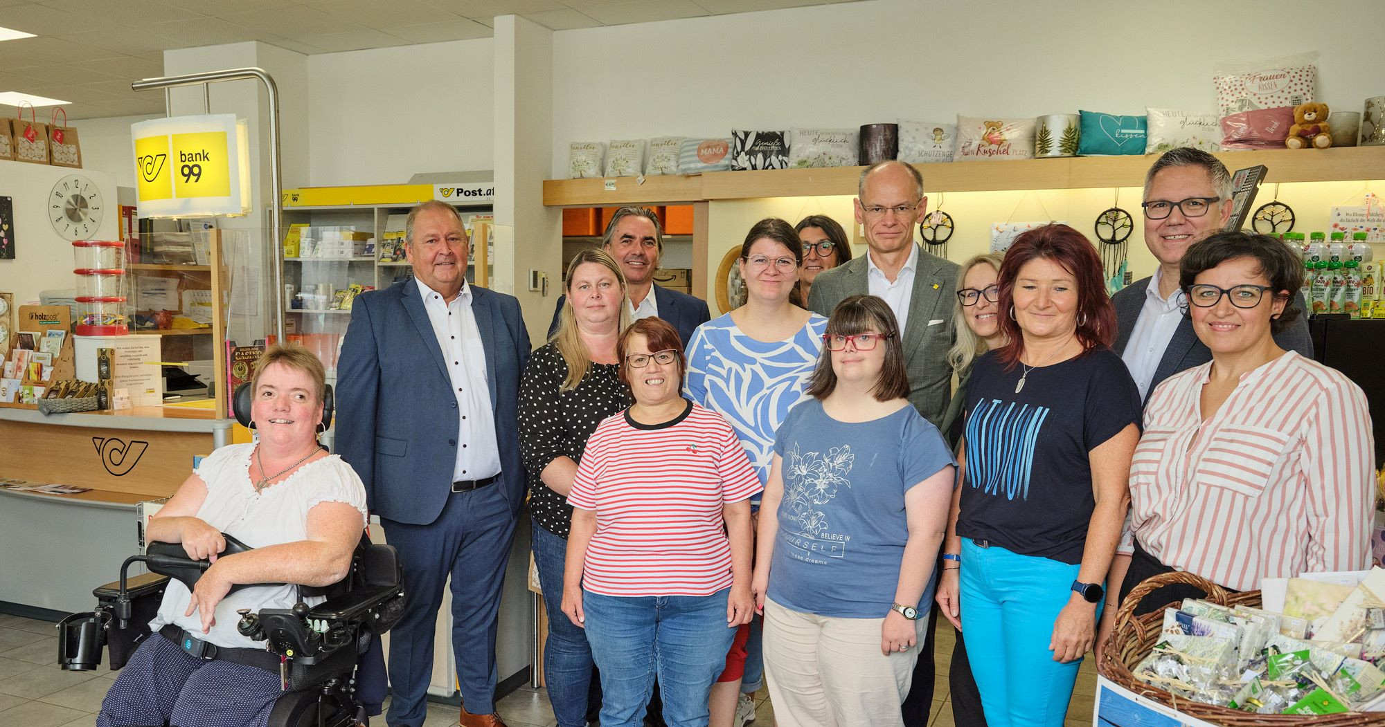Gruppenfoto Vertreter der Öst. Post AG und Mitarbeiter:innen des Diakoniewerks beim Postpartner in Hagenberg