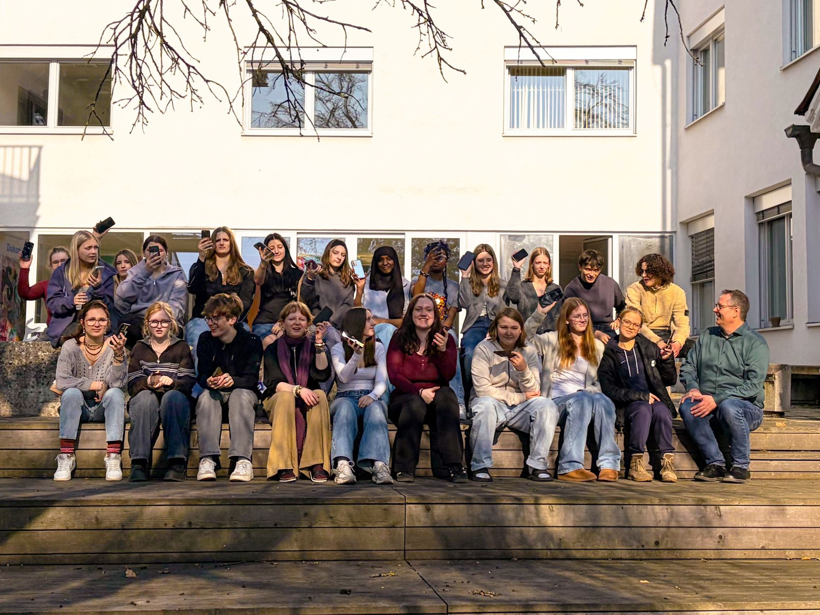 Gruppenbild HLPS-Schüler:innen vor Start des 3-wöchigen Projekts "ohne Smartphone"