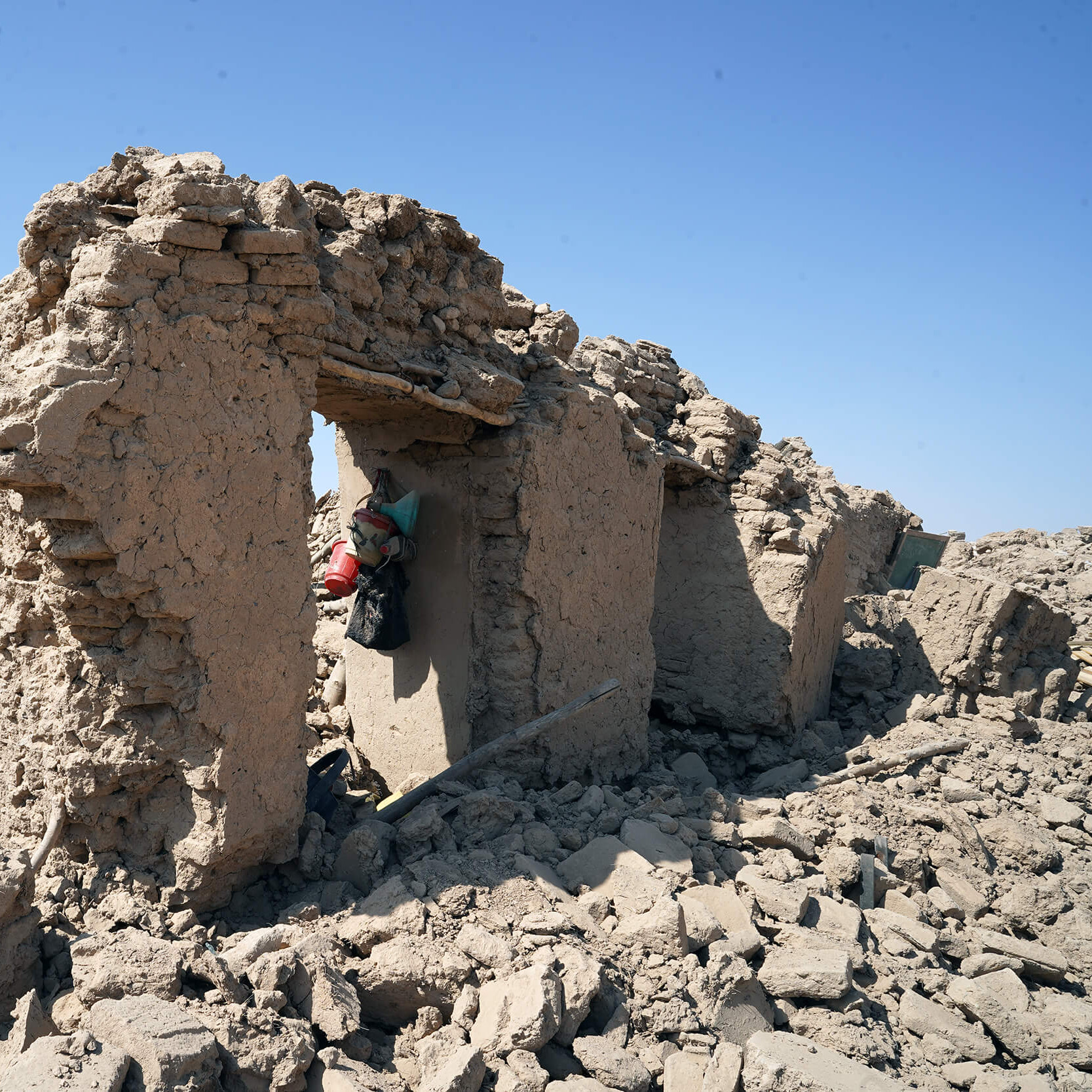 Trümmer zerstörter Gebäude in Afghanistan nach einem verheerenden Erdbeben.