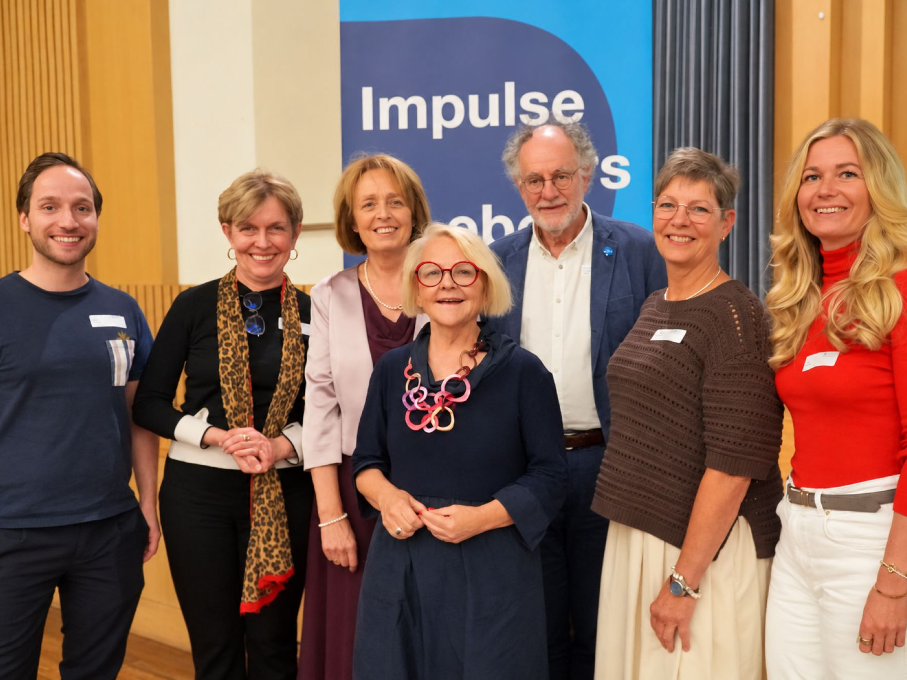 Gruppenfoto mehrerer Frauen und Männer