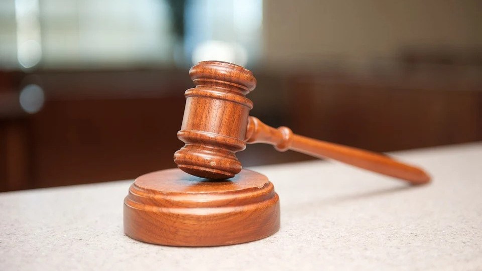 Hammer als Symbol für Gerichtsentscheid