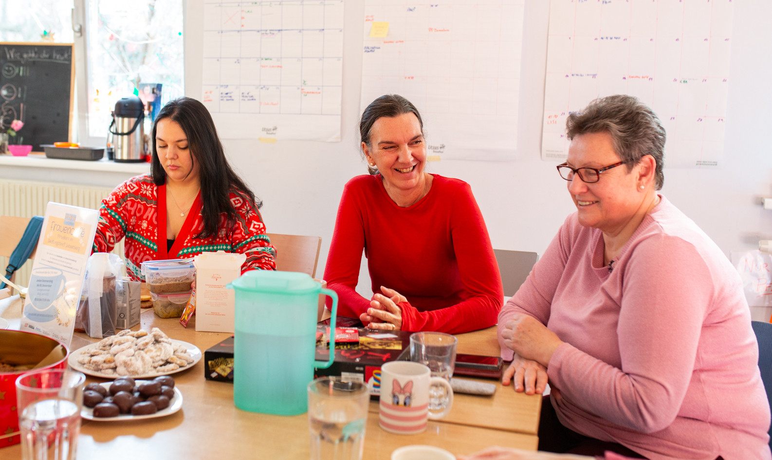 Frauen beim gemeinsamen Kekse backen beim Frauencafe