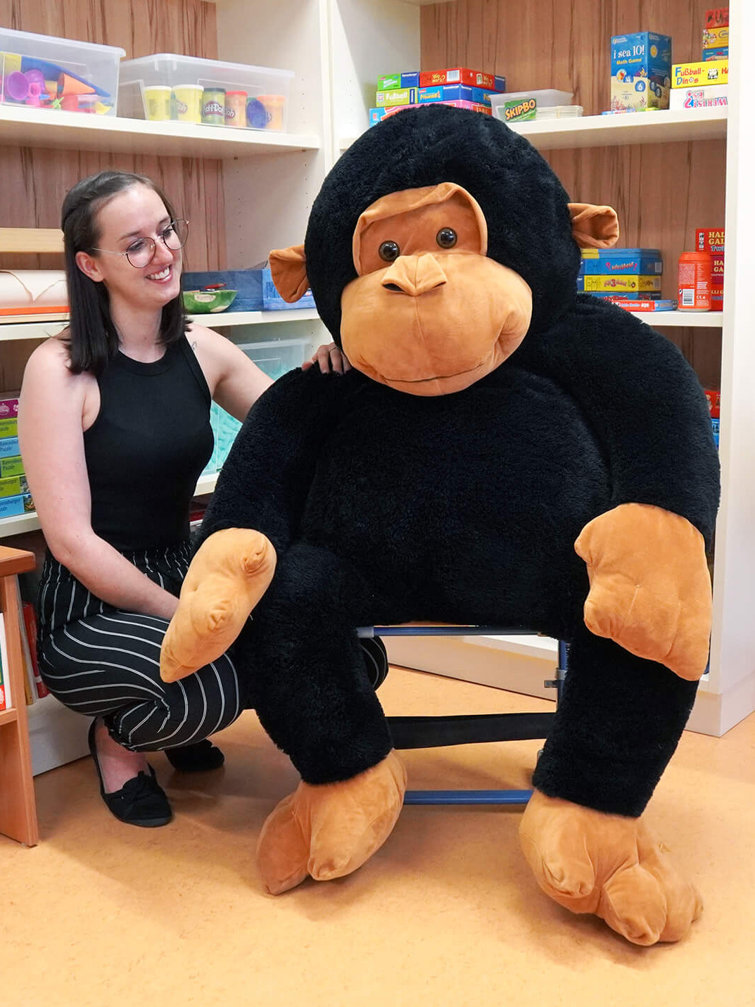 Lernförderin Eva Offenthaler mit Kuschelaffe Felix in der Lernförderung.