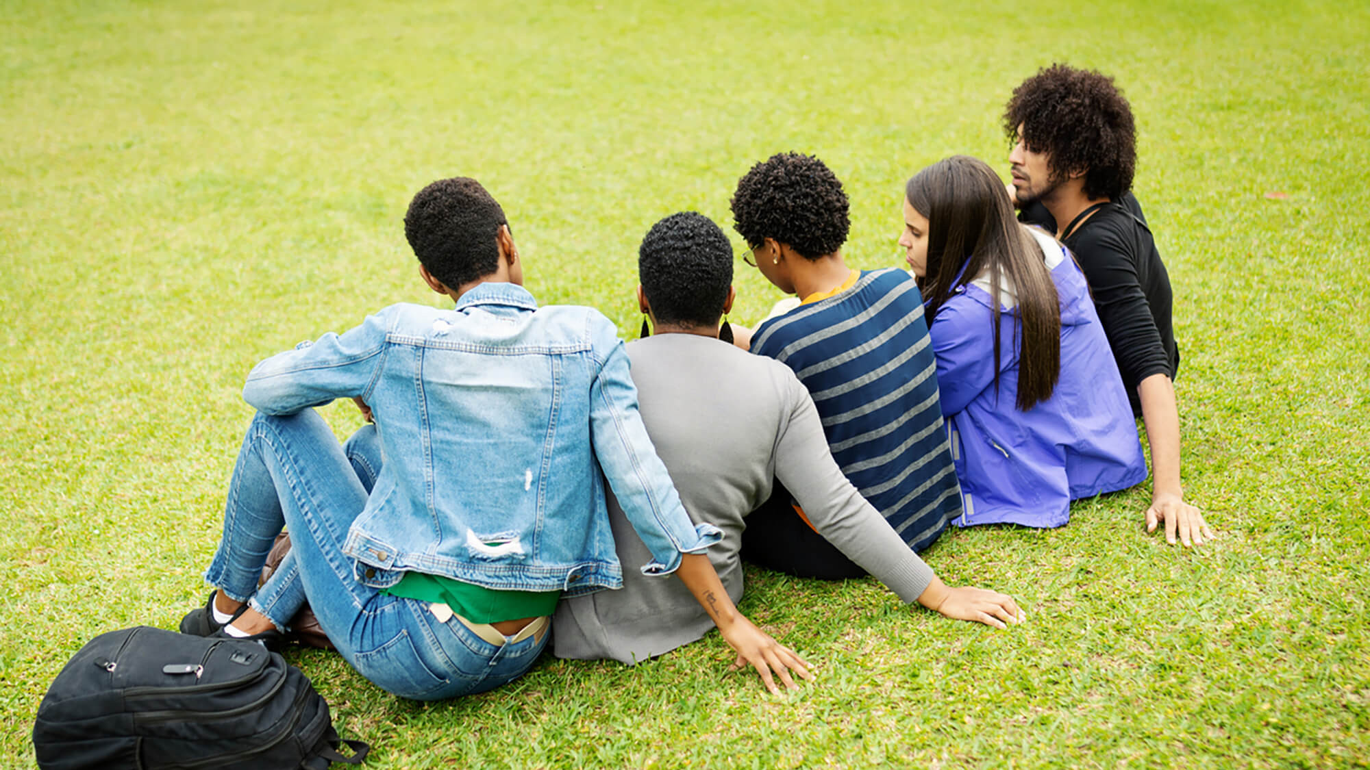 Jugendliche auf einer Wiese